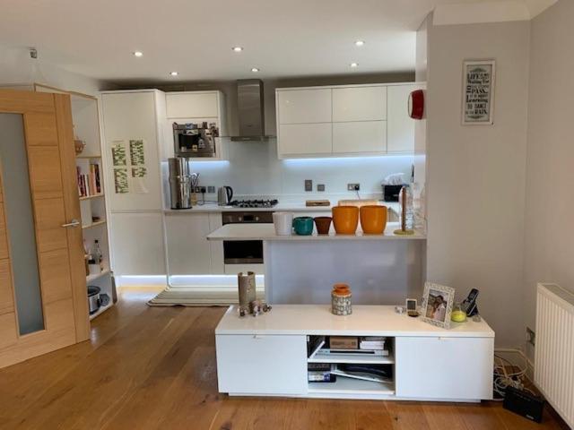 Chic 3 Bed Apartment Near London Bridge with Balcony