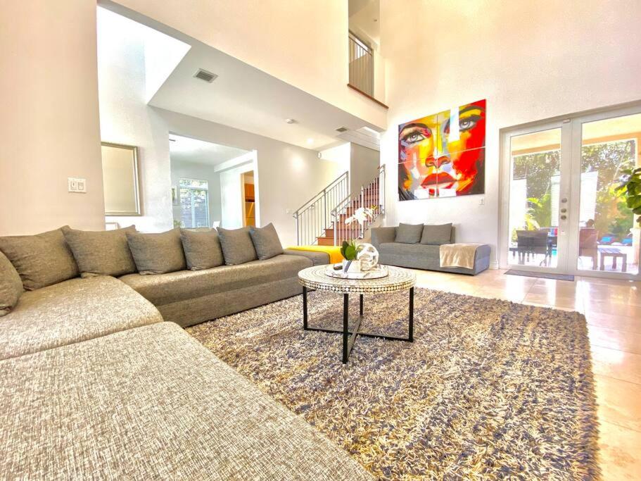LUXURY FAMILY VILLA with POOL 5 bed/4 bath view 3