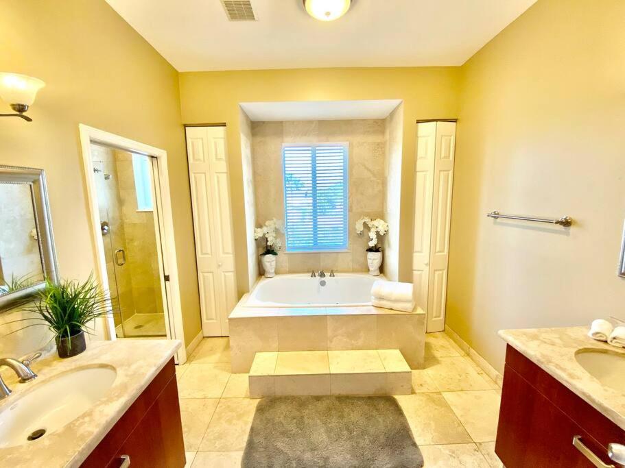 LUXURY FAMILY VILLA with POOL 5 bed/4 bath view 4
