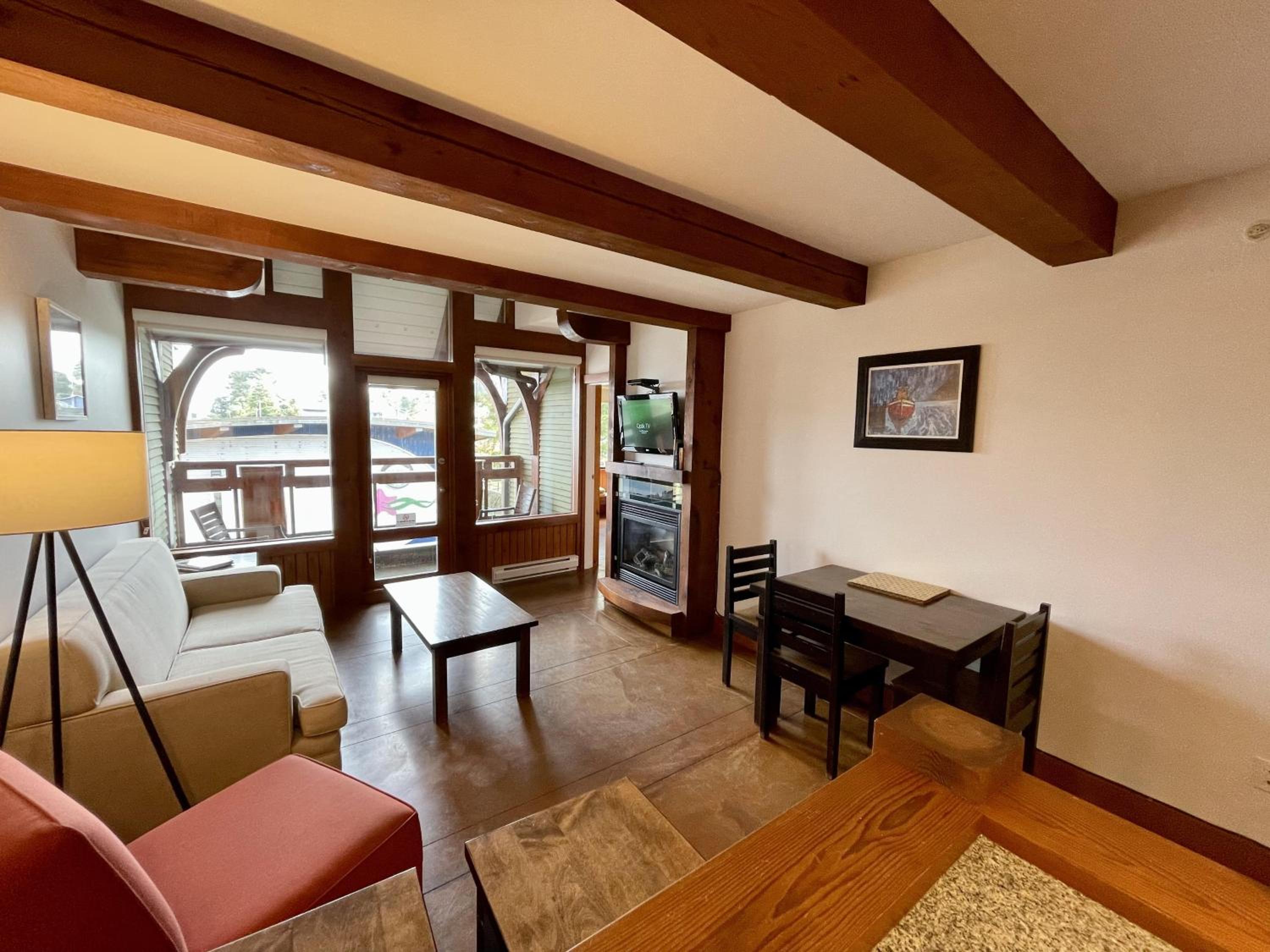 Great Condo In Excellent Location - Waterfront Building - Seaside view 2