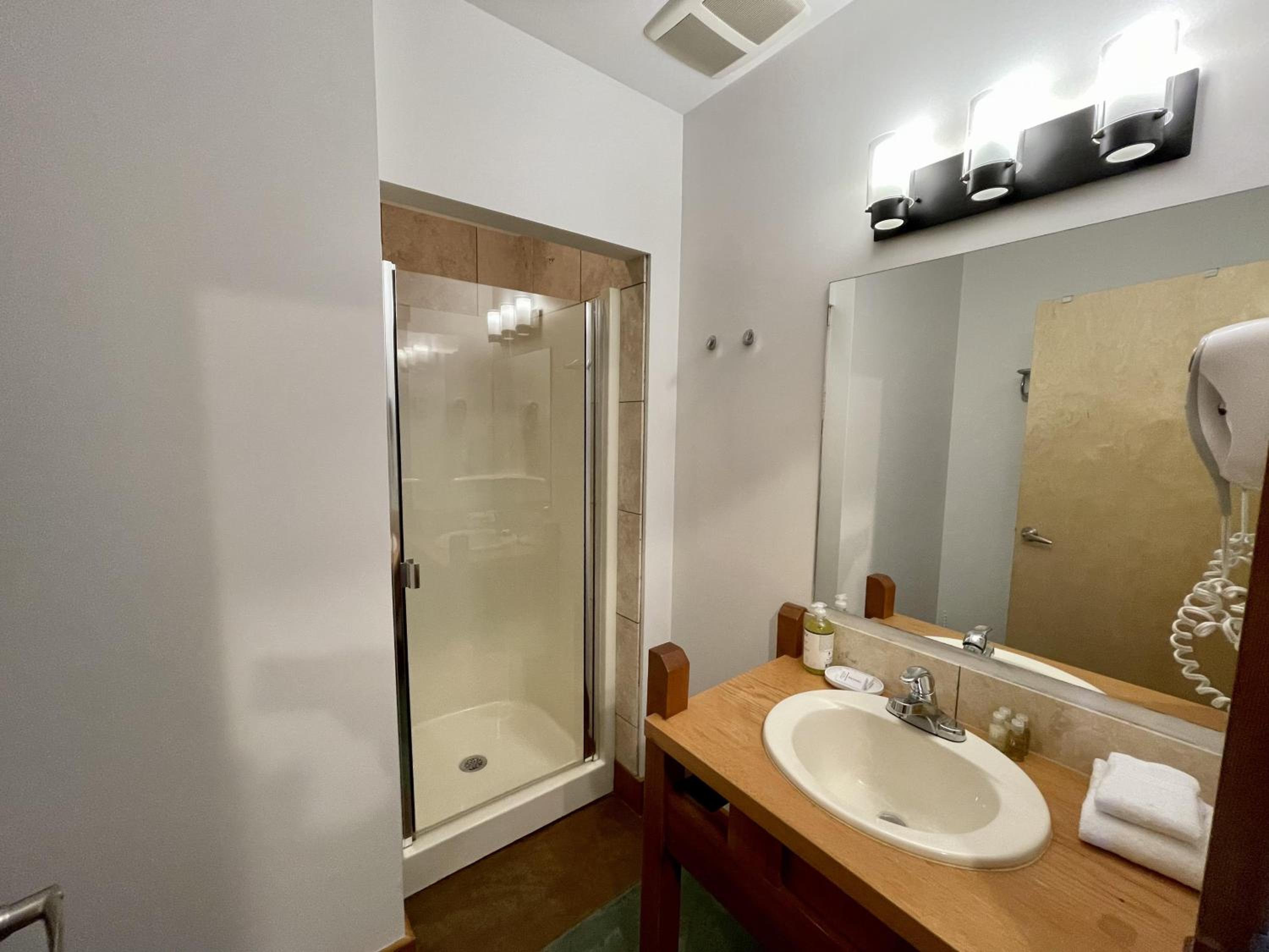 Great Condo In Excellent Location - Waterfront Building - Seaside view 5
