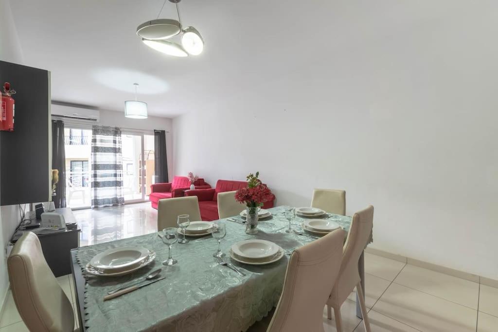 Modern apt. Close to the Square photo 5