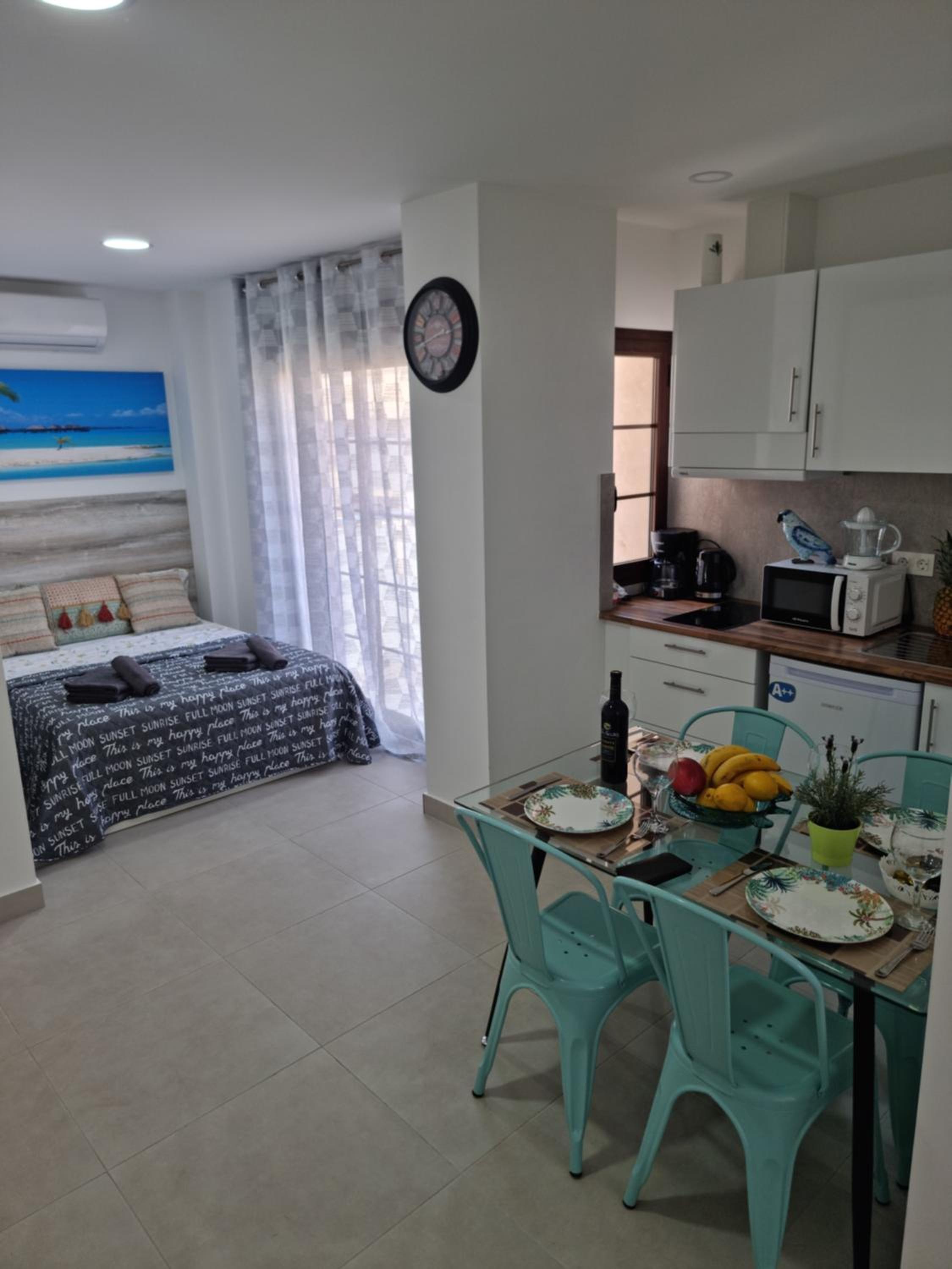 APARTAMENTOS ELEMAR free luggage storage