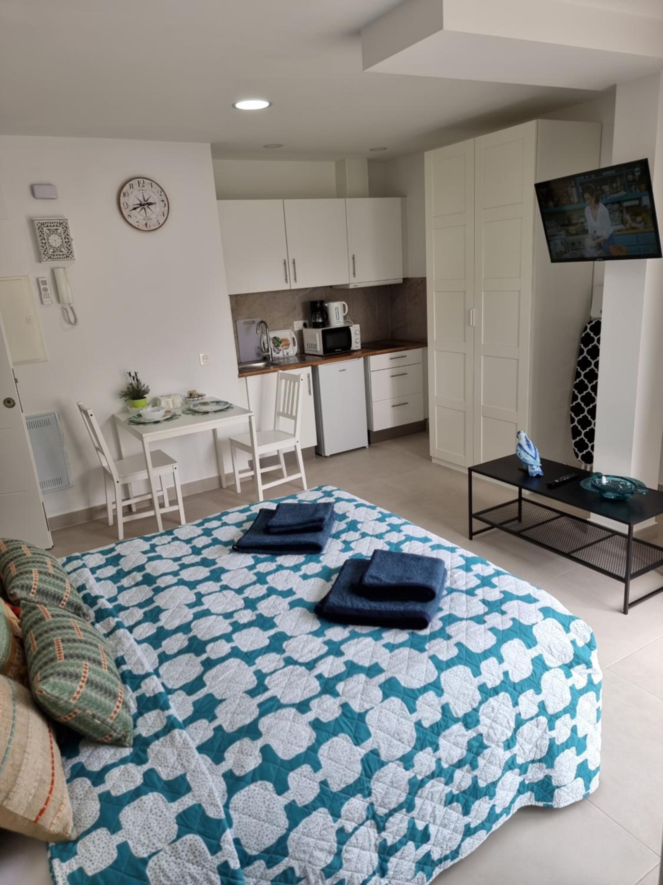 APARTAMENTOS ELEMAR free luggage storage