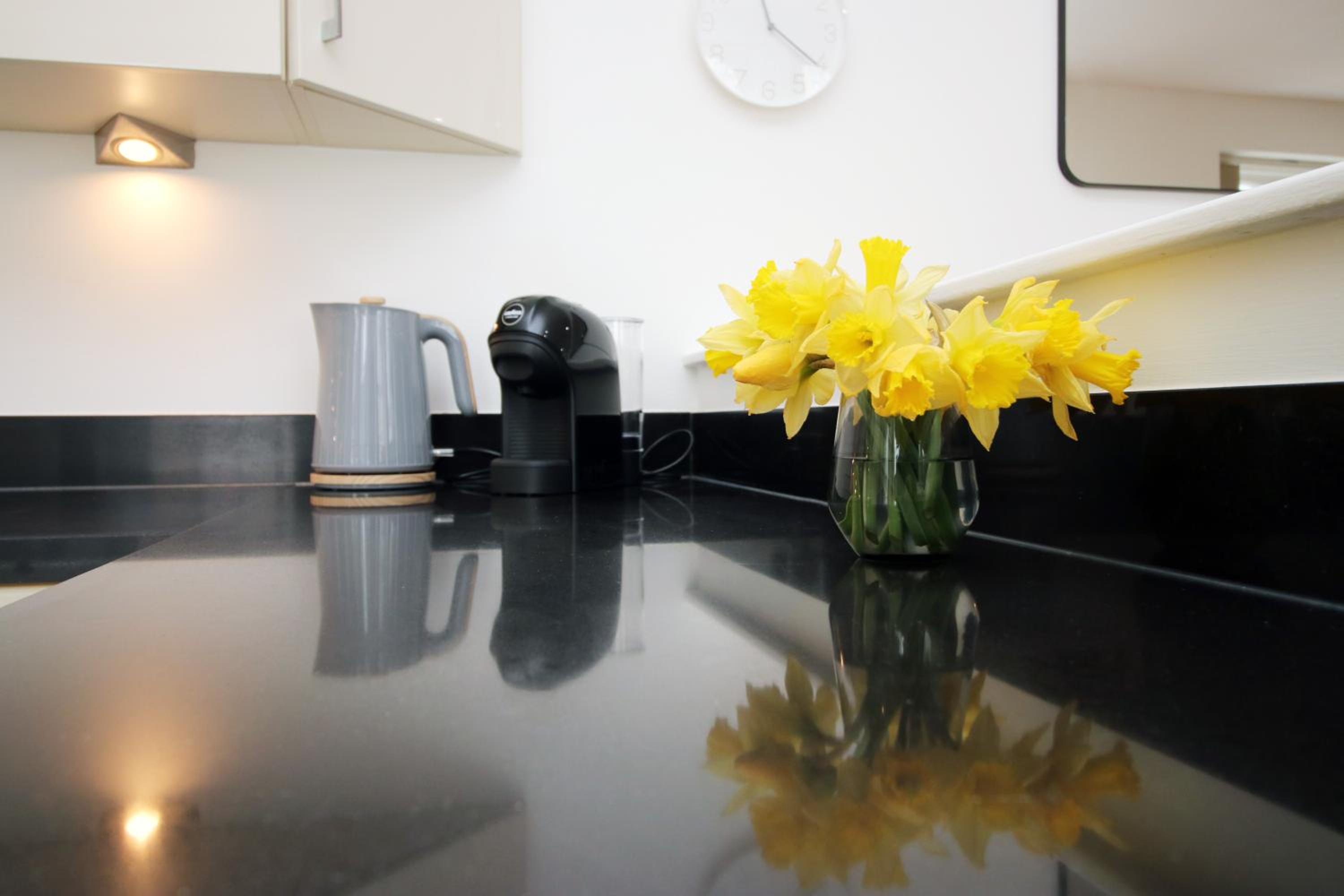 Modern City Apartment , 2-Bed, En-Suite, Central view 3