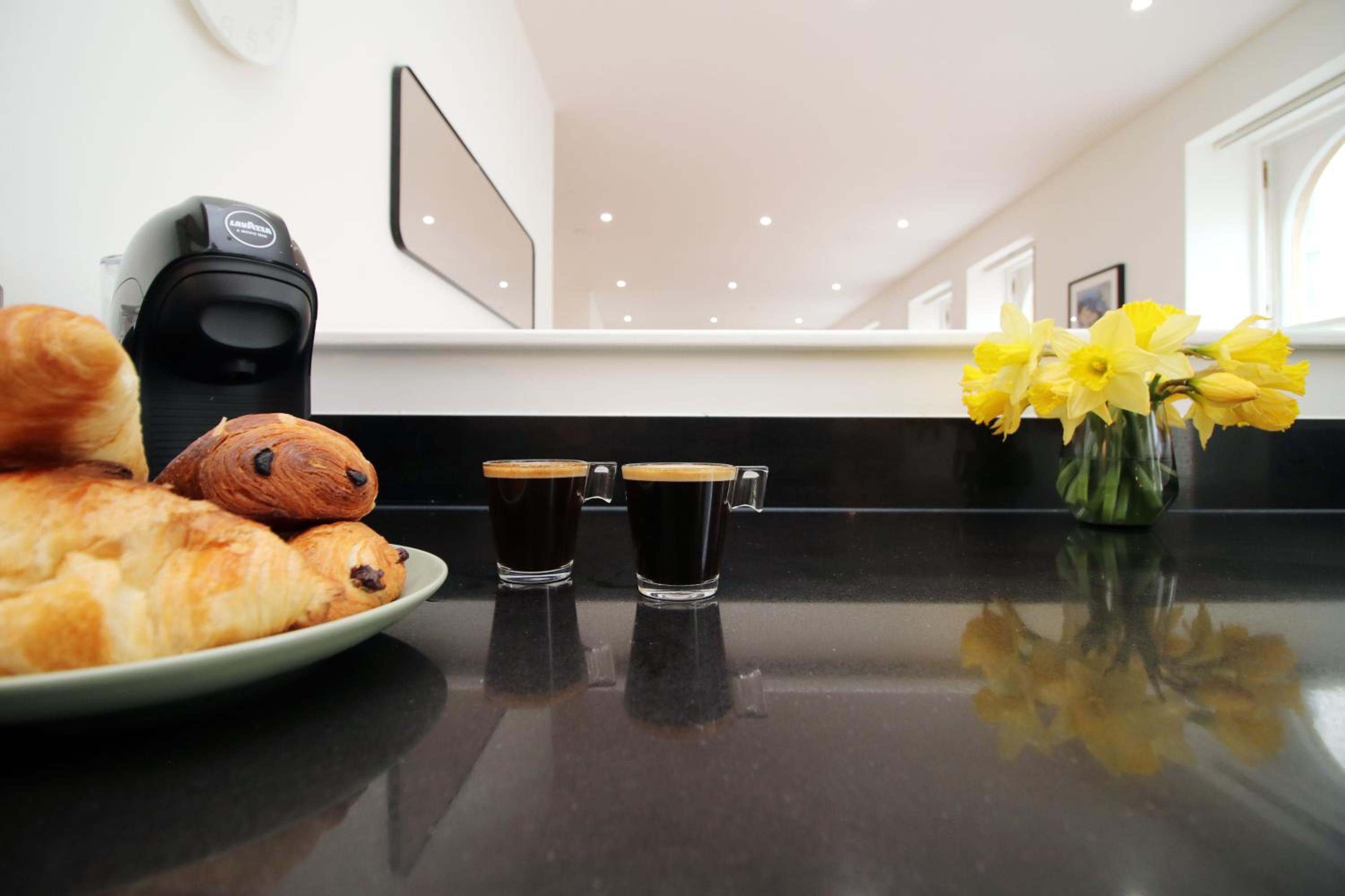 Modern City Apartment , 2-Bed, En-Suite, Central view 2