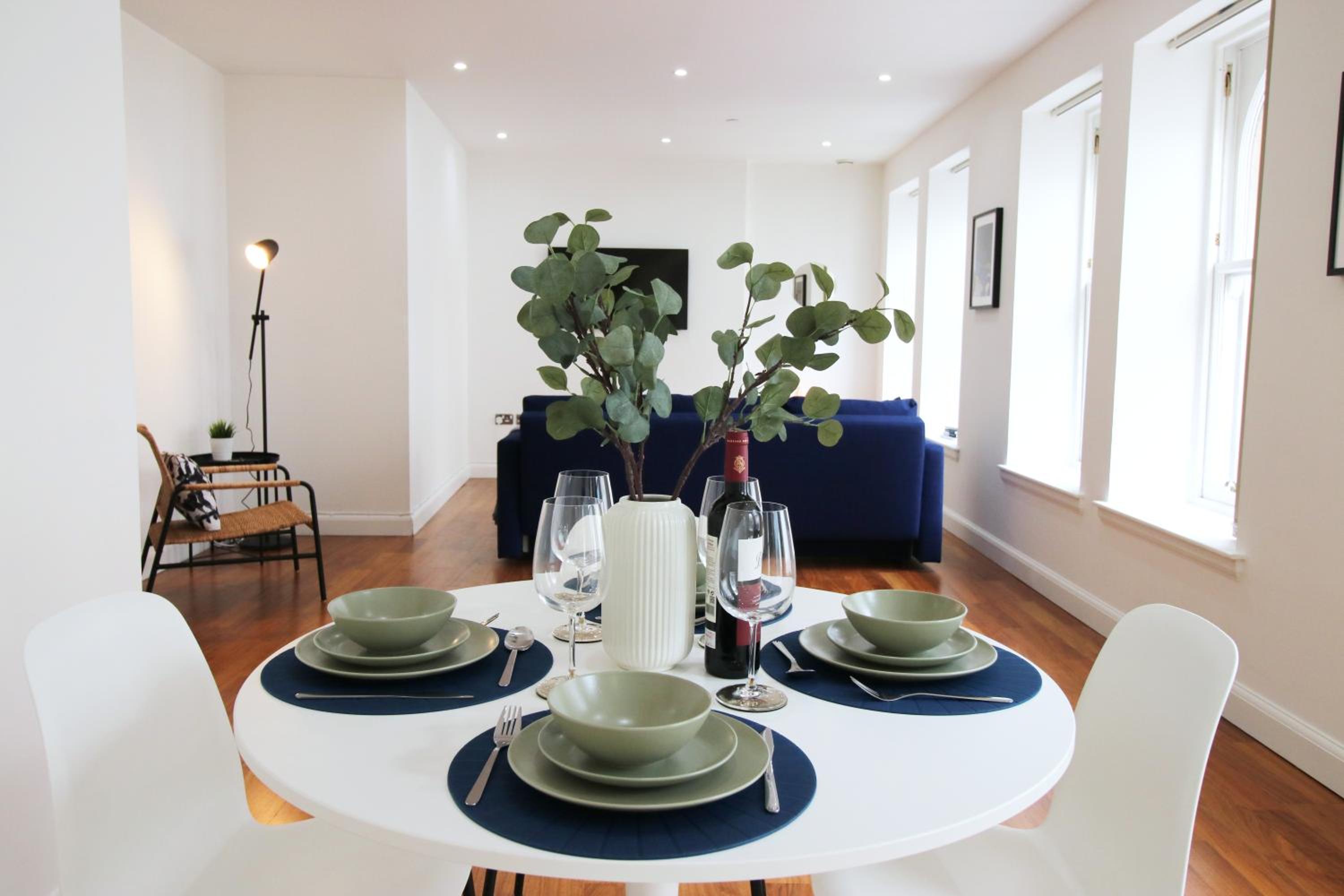 Modern City Apartment , 2-Bed, En-Suite, Central view 5