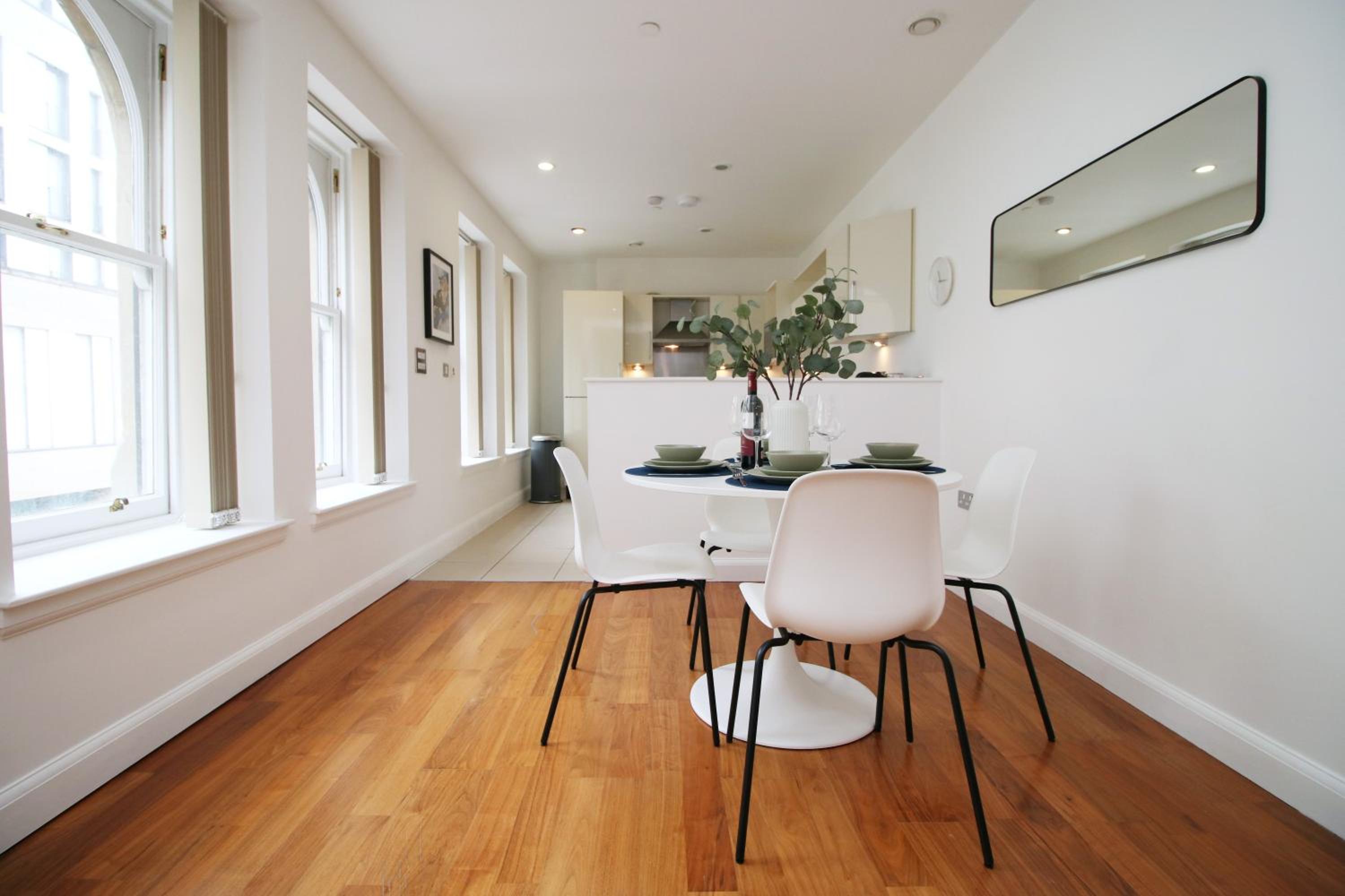 Modern City Apartment , 2-Bed, En-Suite, Central view 4