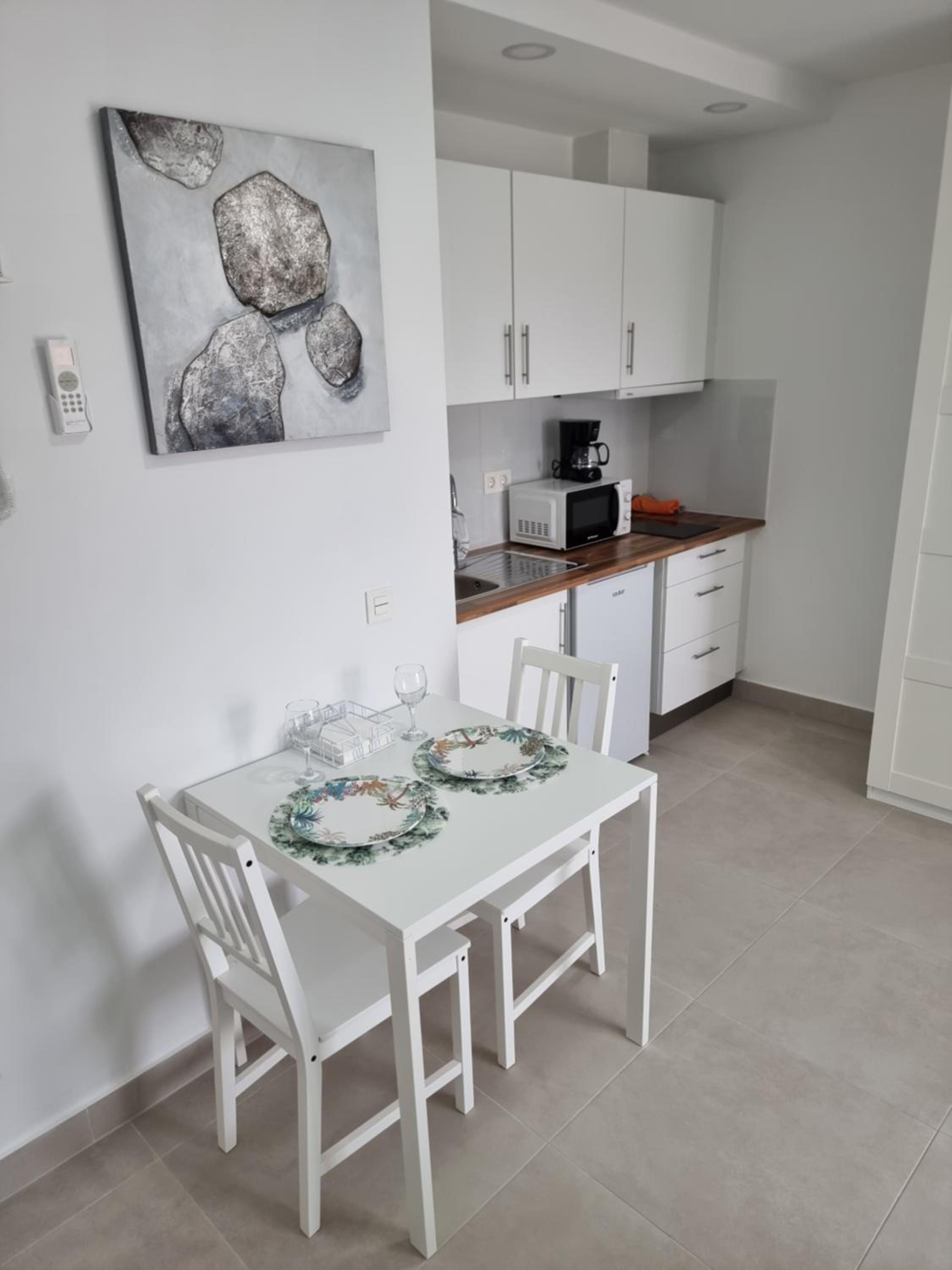 APARTAMENTOS ELEMAR free luggage storage