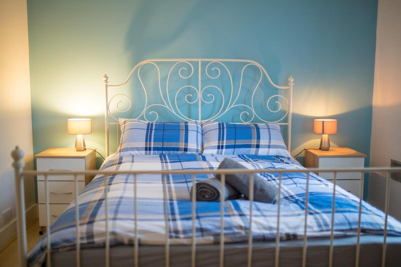 Premium Deals l Weekly Escape l Double Bed House l 13 Blakes Cottages, UK l Gaming Room l Comfy 3 bedroom cottage with Riverview l Perfect for Short or Lon view 4