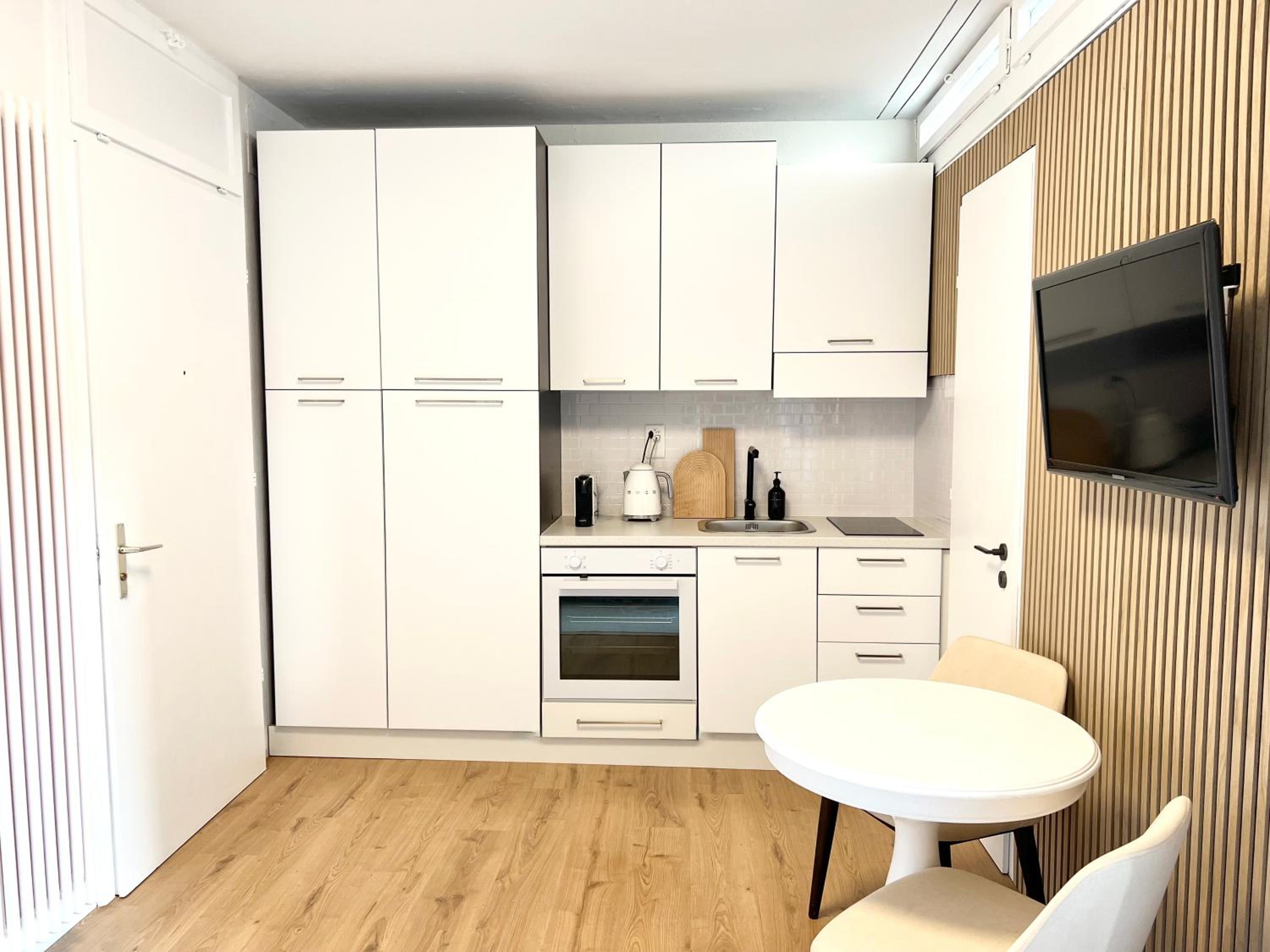 Bright Tiny Studio - Shared Pool & Sauna - Free Parking - Air condition