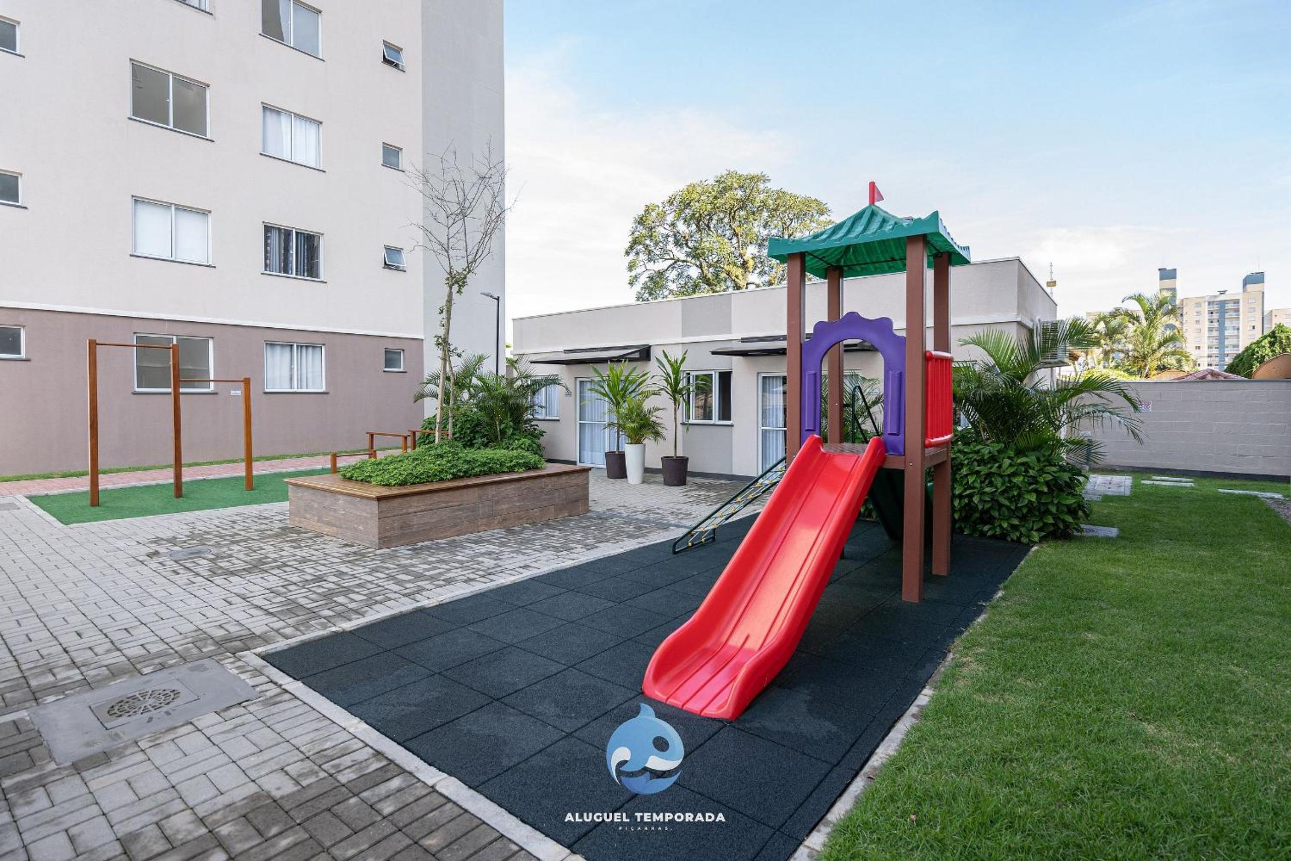 Aptos em Bal Piçarras a150m da PRAIA, dois quartos, sala de estar, COZINHA COMPLETA, SACADA com CHURRASQUEIRA, WI-FI, PISCINA, PORTARIA 24h, PLAYGROUND e Q