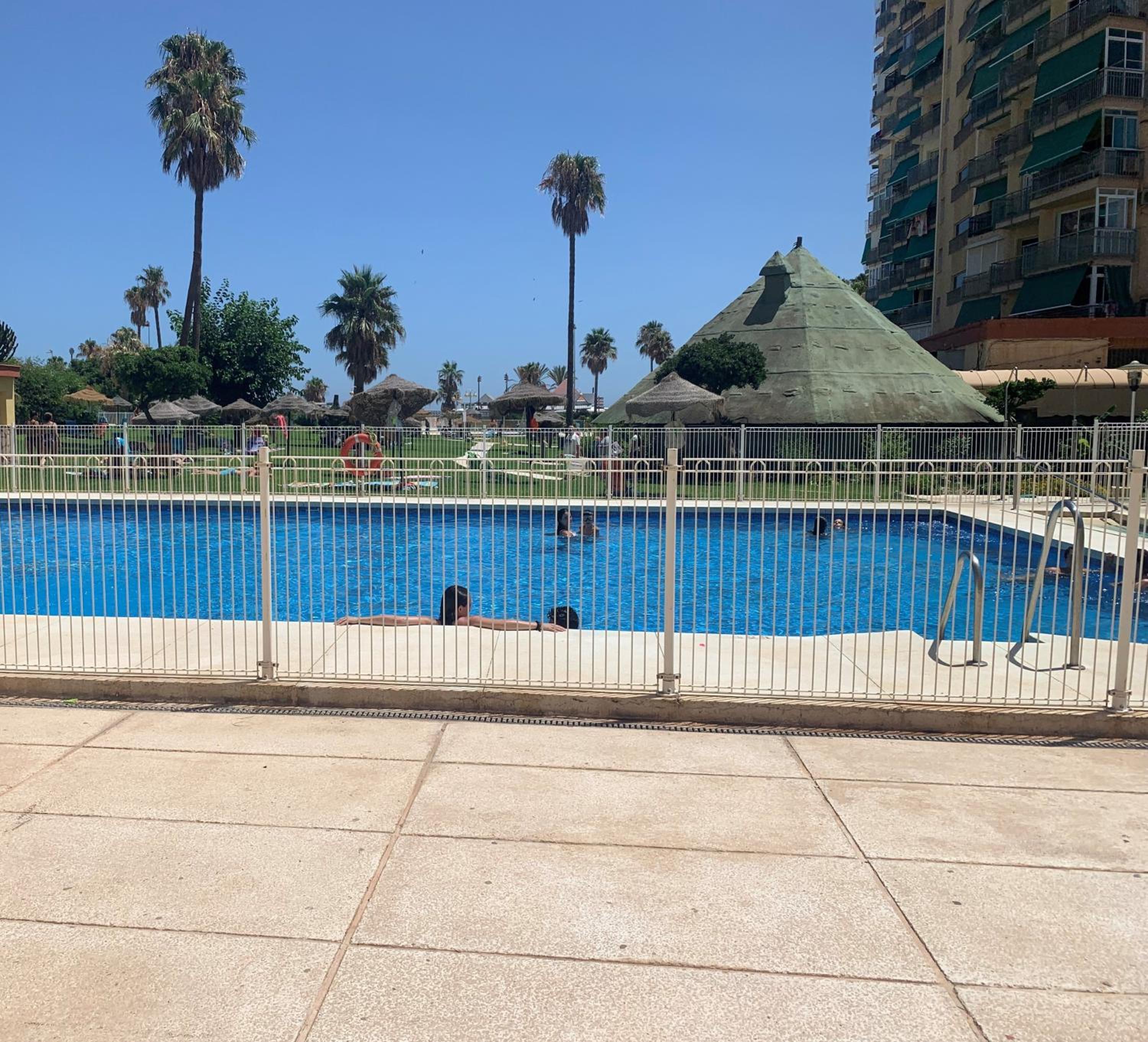 PRECIOSO ESTUDIO FRENTE AL MAR CON PISCINA