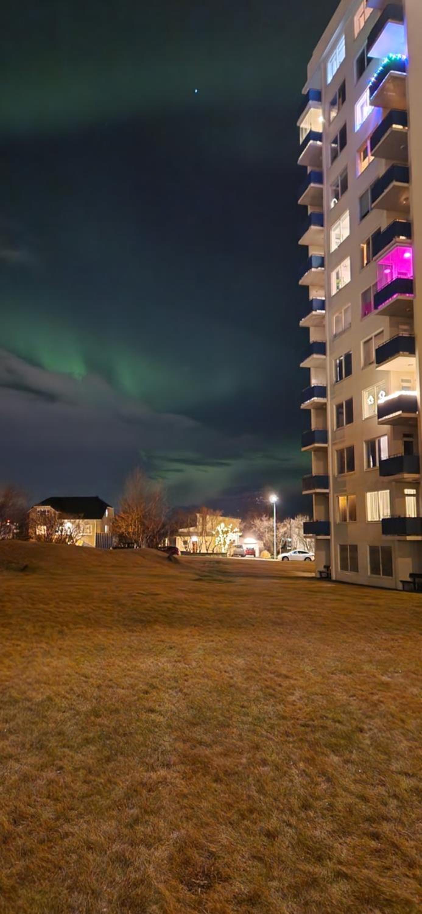 Overlooking the city, bright & cozy - Free Parking (A2)