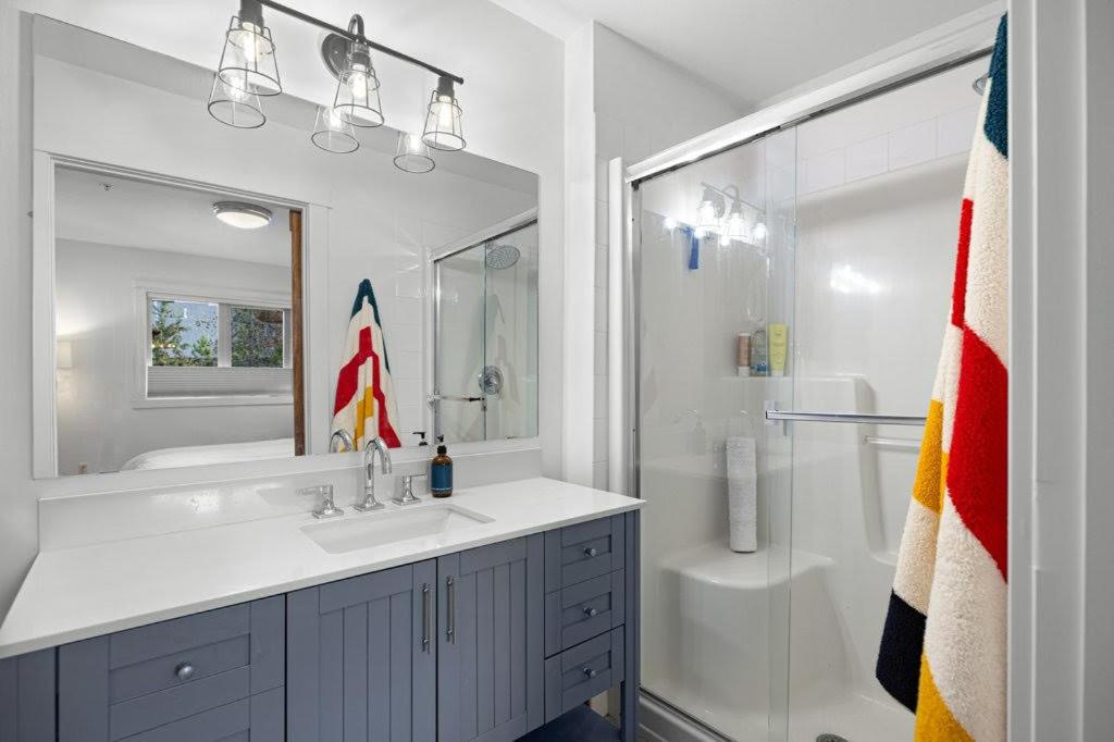 Beautiful Renovated Wolf 2Bed 2Bath