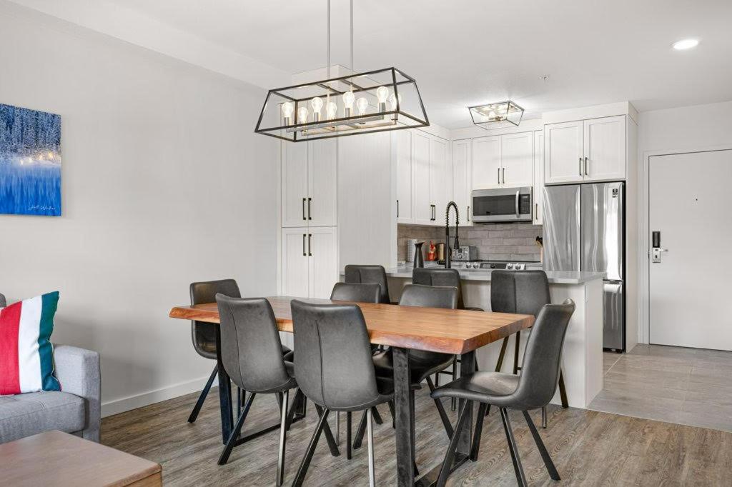 Beautiful Renovated Wolf 2Bed 2Bath