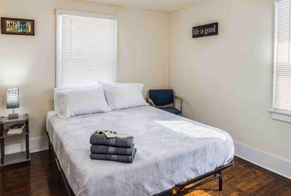 Adorable within min of lake in quiet neighborhood