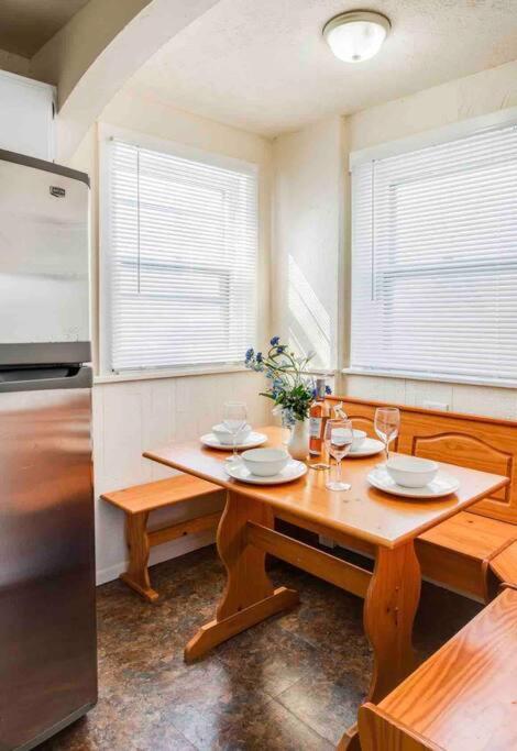 Adorable within min of lake in quiet neighborhood