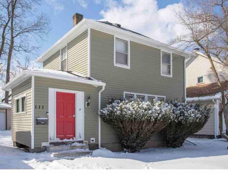 Adorable within min of lake in quiet neighborhood
