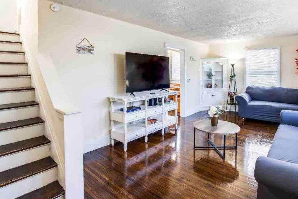 Adorable within min of lake in quiet neighborhood