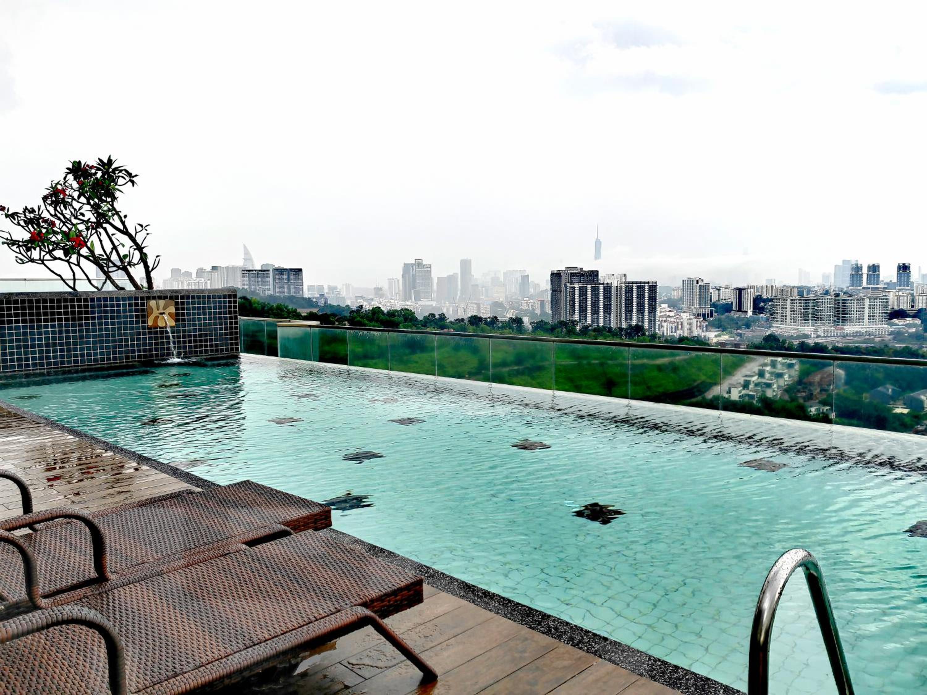 Petalz Luxury Suite 10Pax MID VALLEY OLD KLANG ROAD OUG KLANG LAMA KL