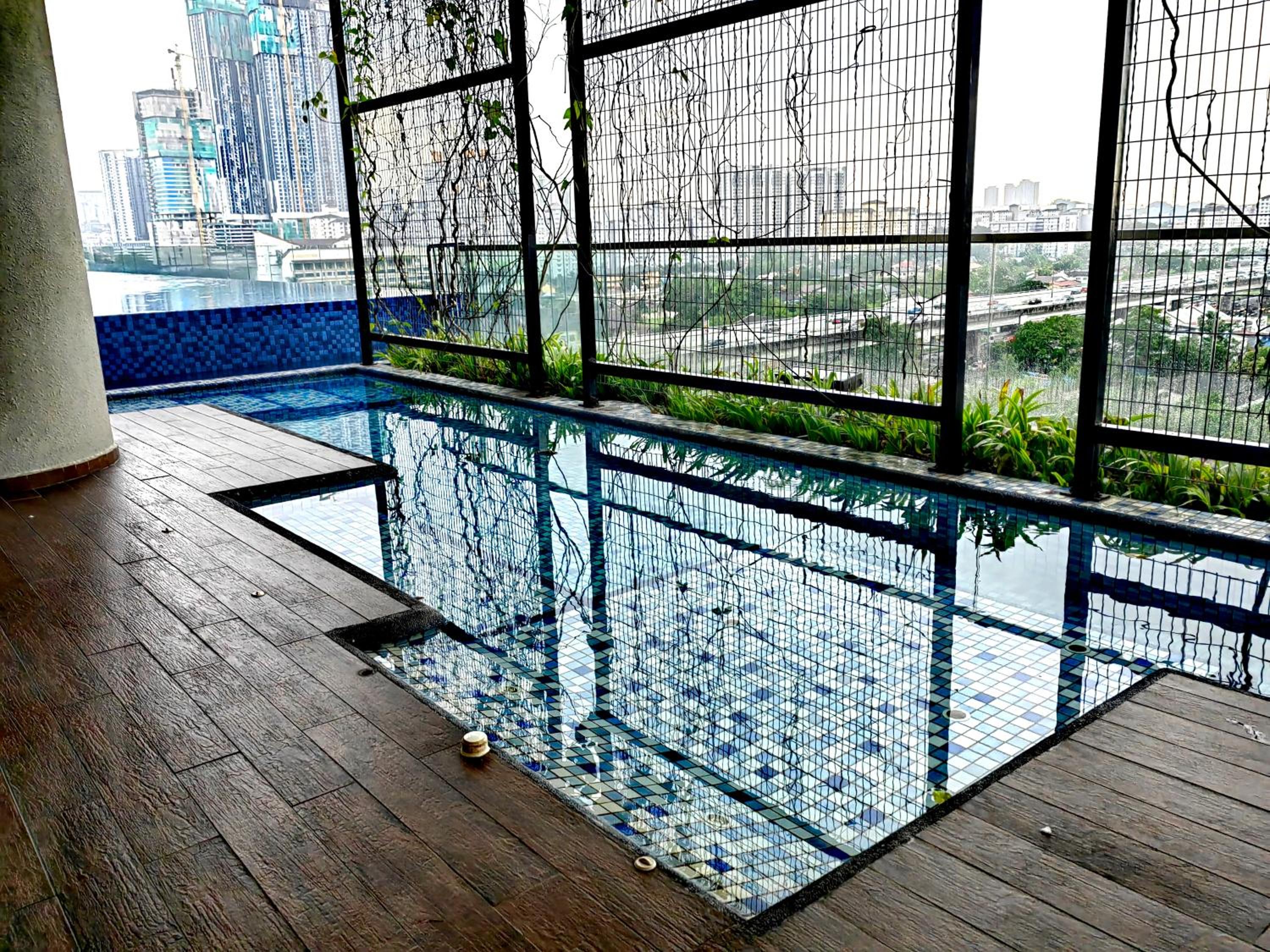 Petalz Luxury Suite 10Pax MID VALLEY OLD KLANG ROAD OUG KLANG LAMA KL