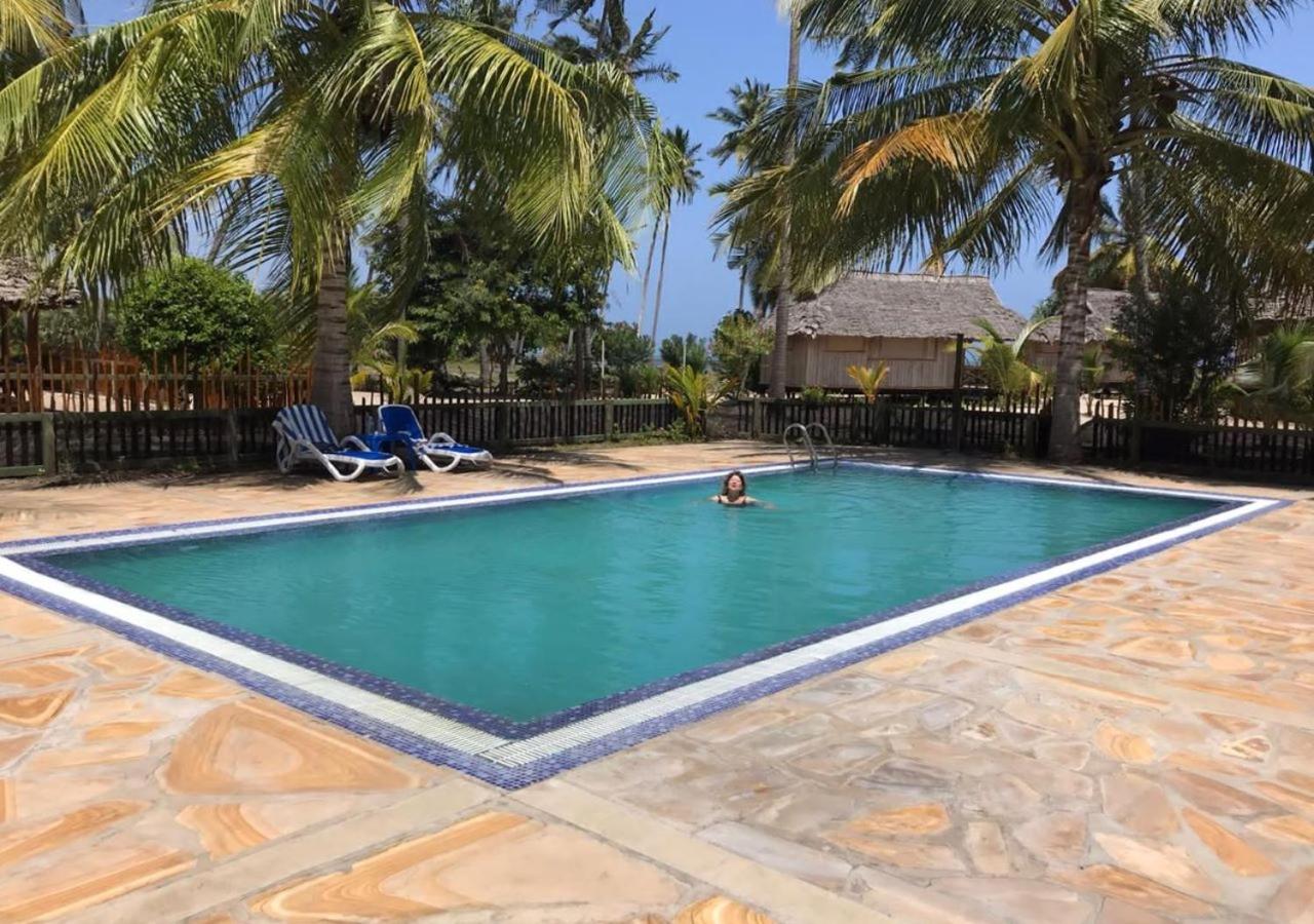 Barry's Beach Resort Pangani