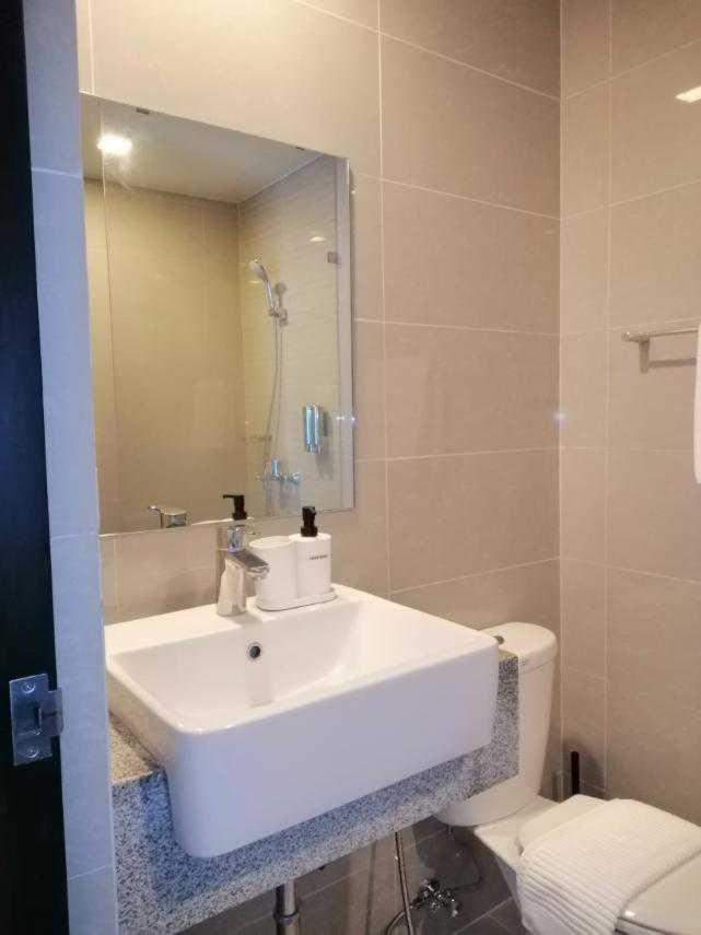 Uptown Parksuites Apartments Tower 1 BGC by PH Staycation view 2