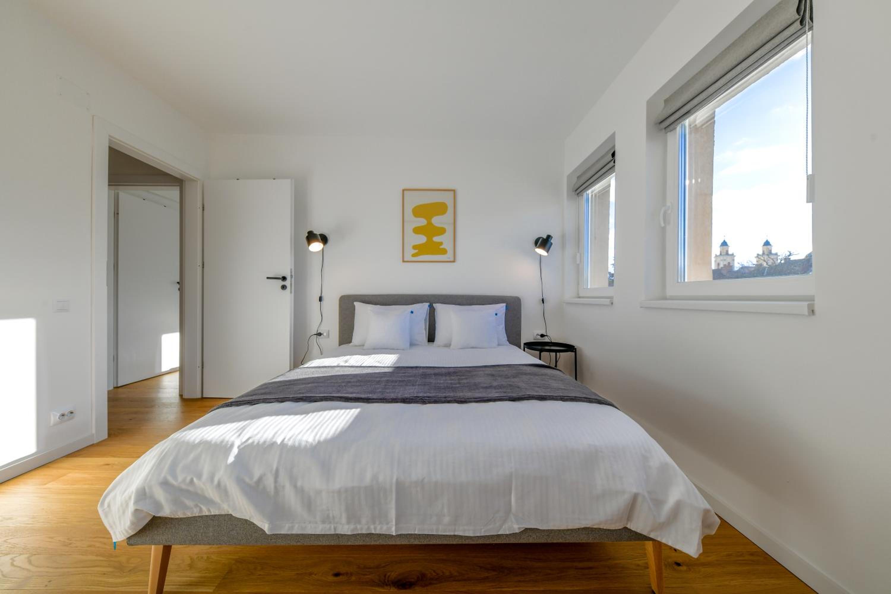 Charming 2 Bedroom Apartment view 3