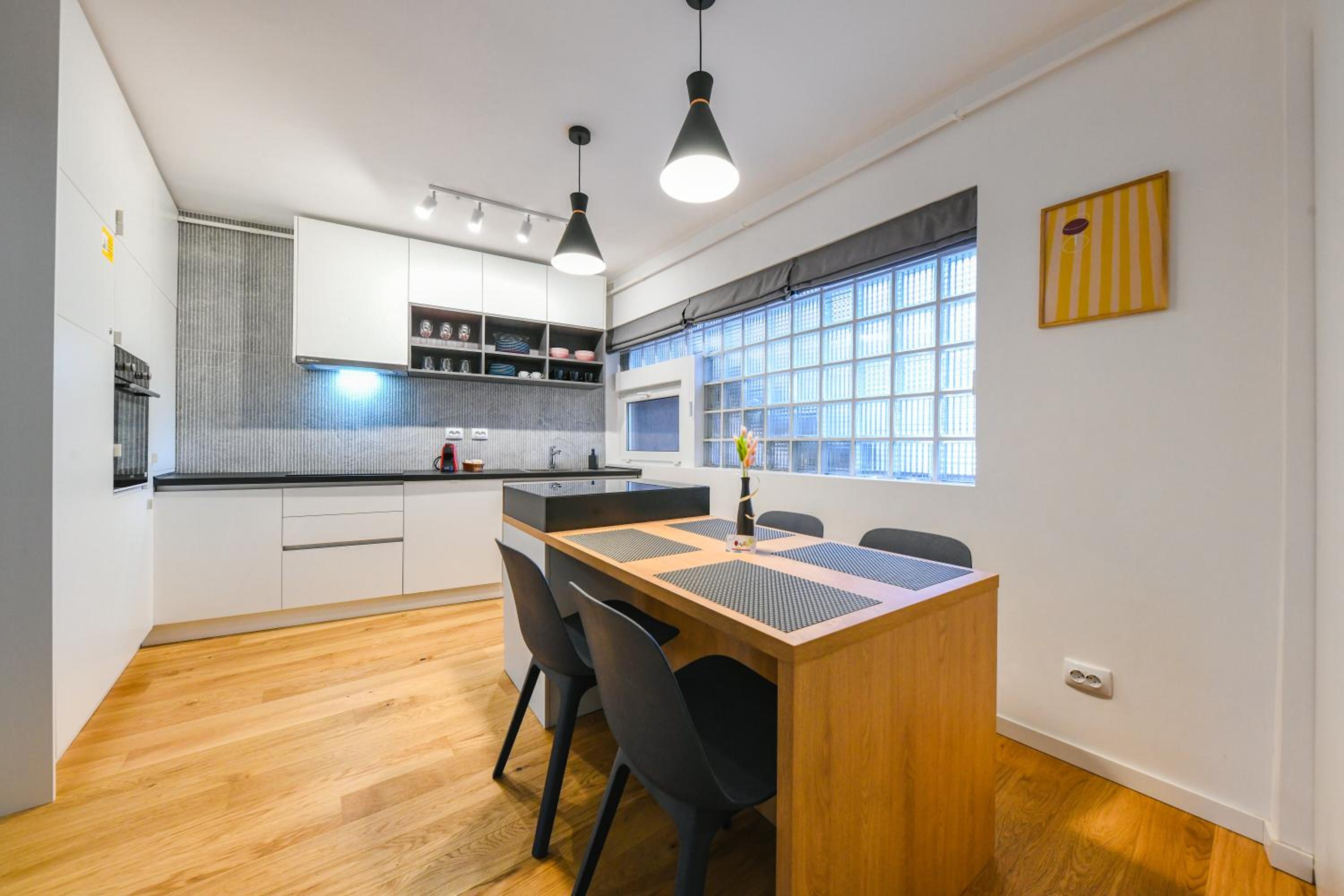 Charming 2 Bedroom Apartment view 2