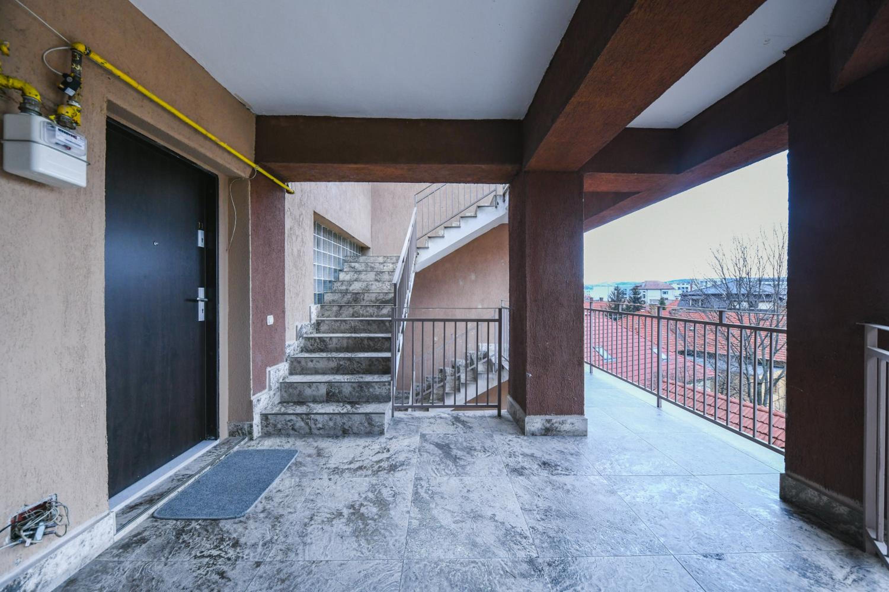 Charming 2 Bedroom Apartment view 4