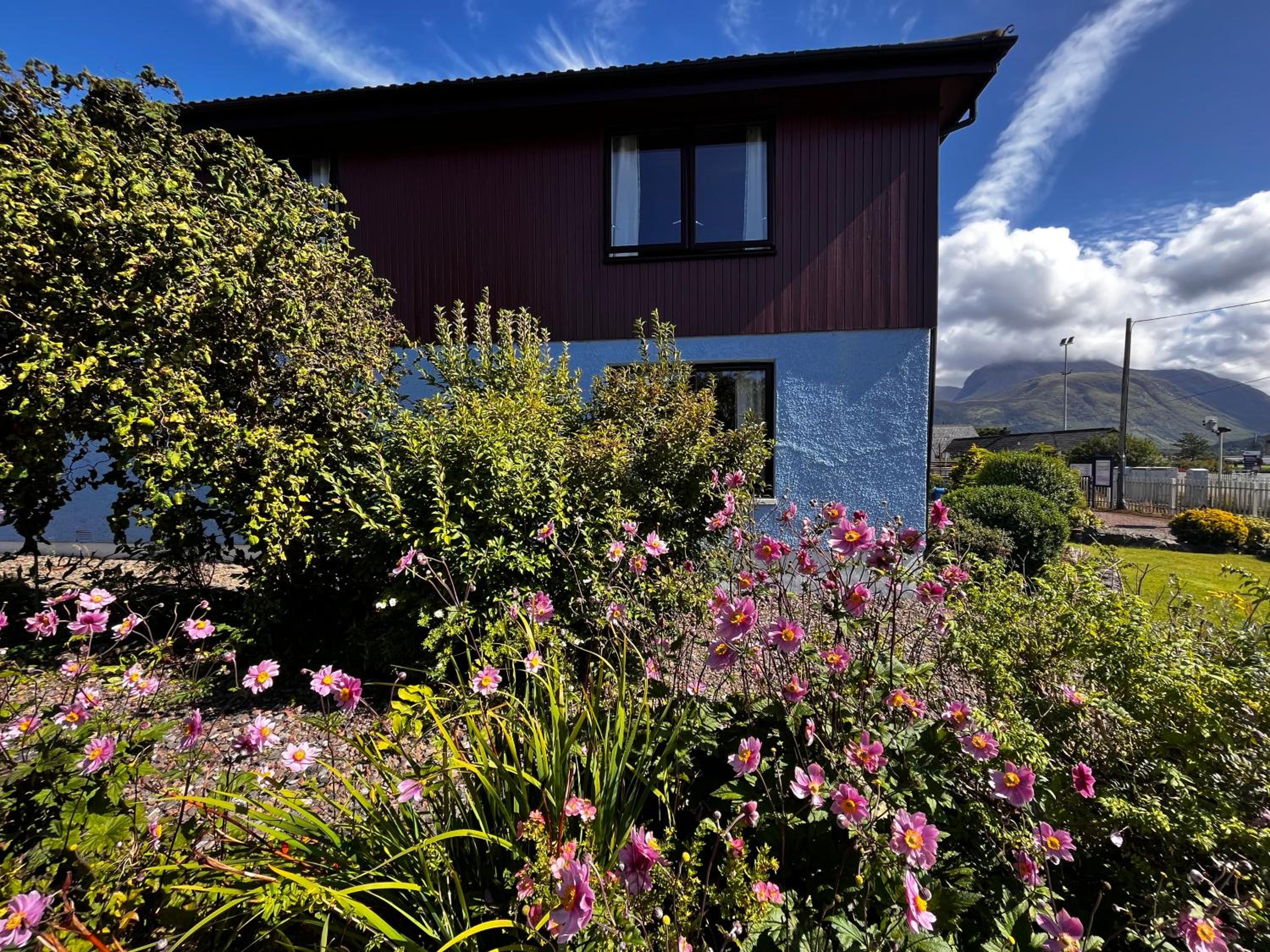 Snowgoose Apartments & Bunkhouse