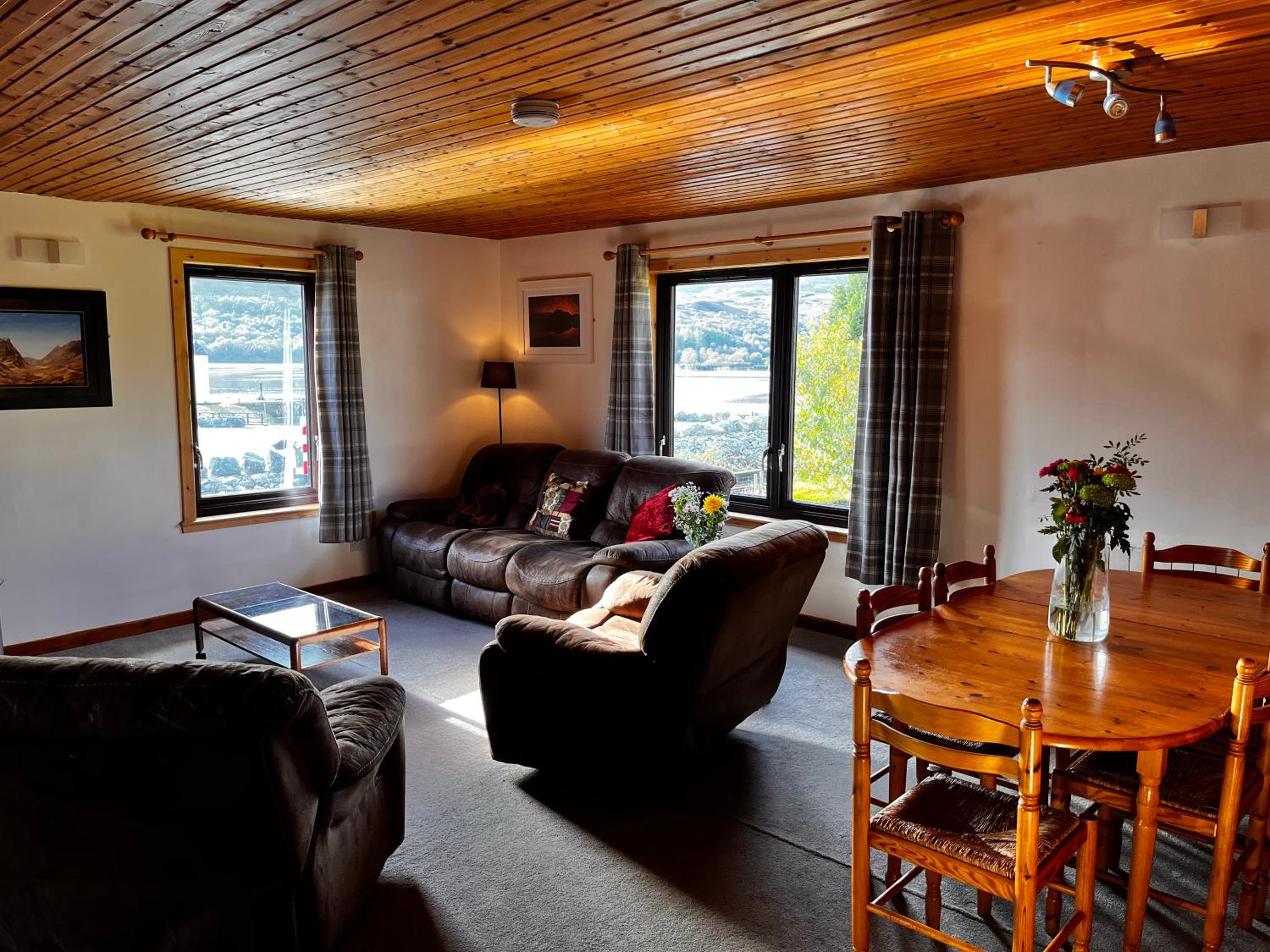 Snowgoose Apartments & Bunkhouse