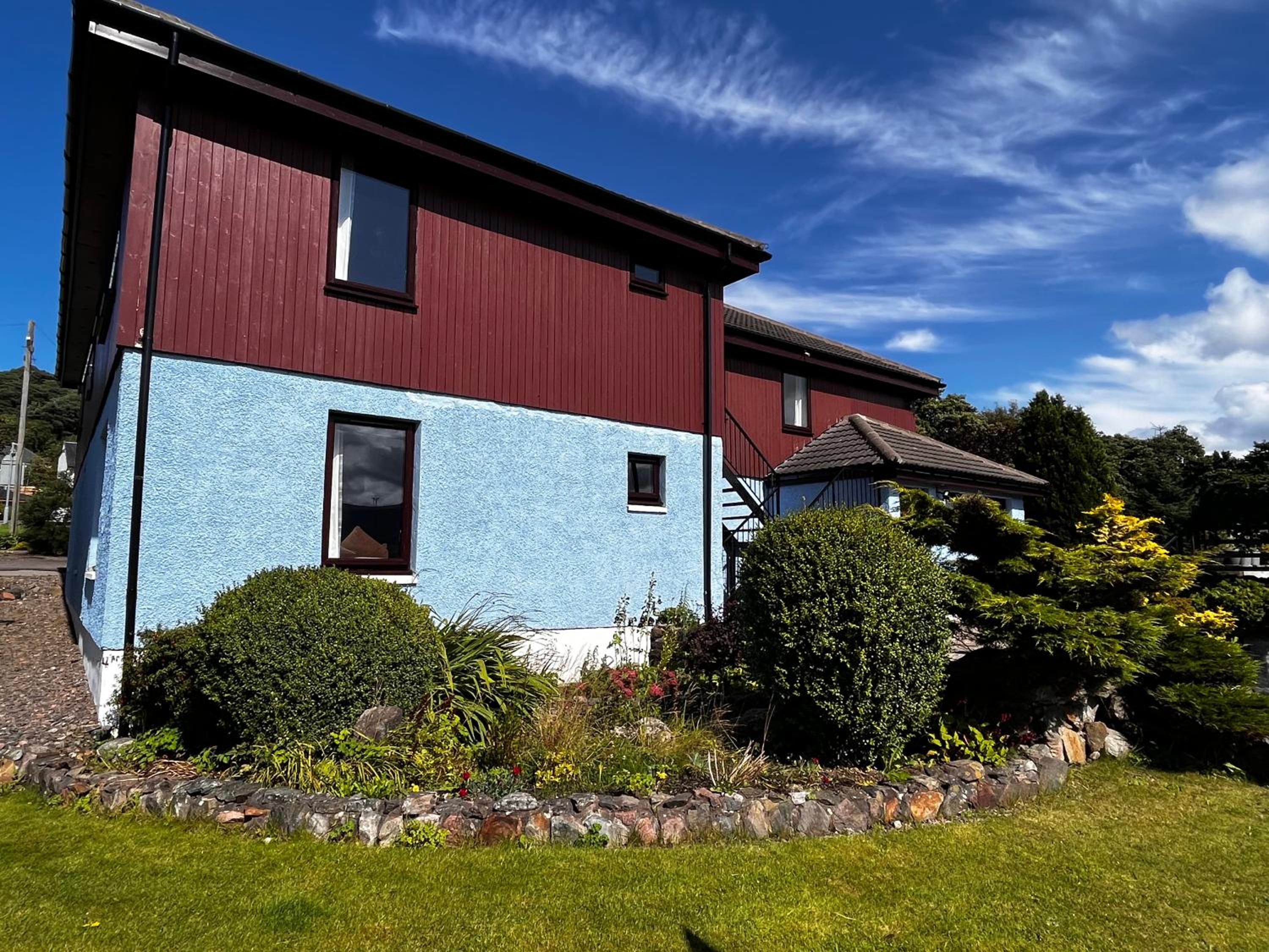 Snowgoose Apartments & Bunkhouse