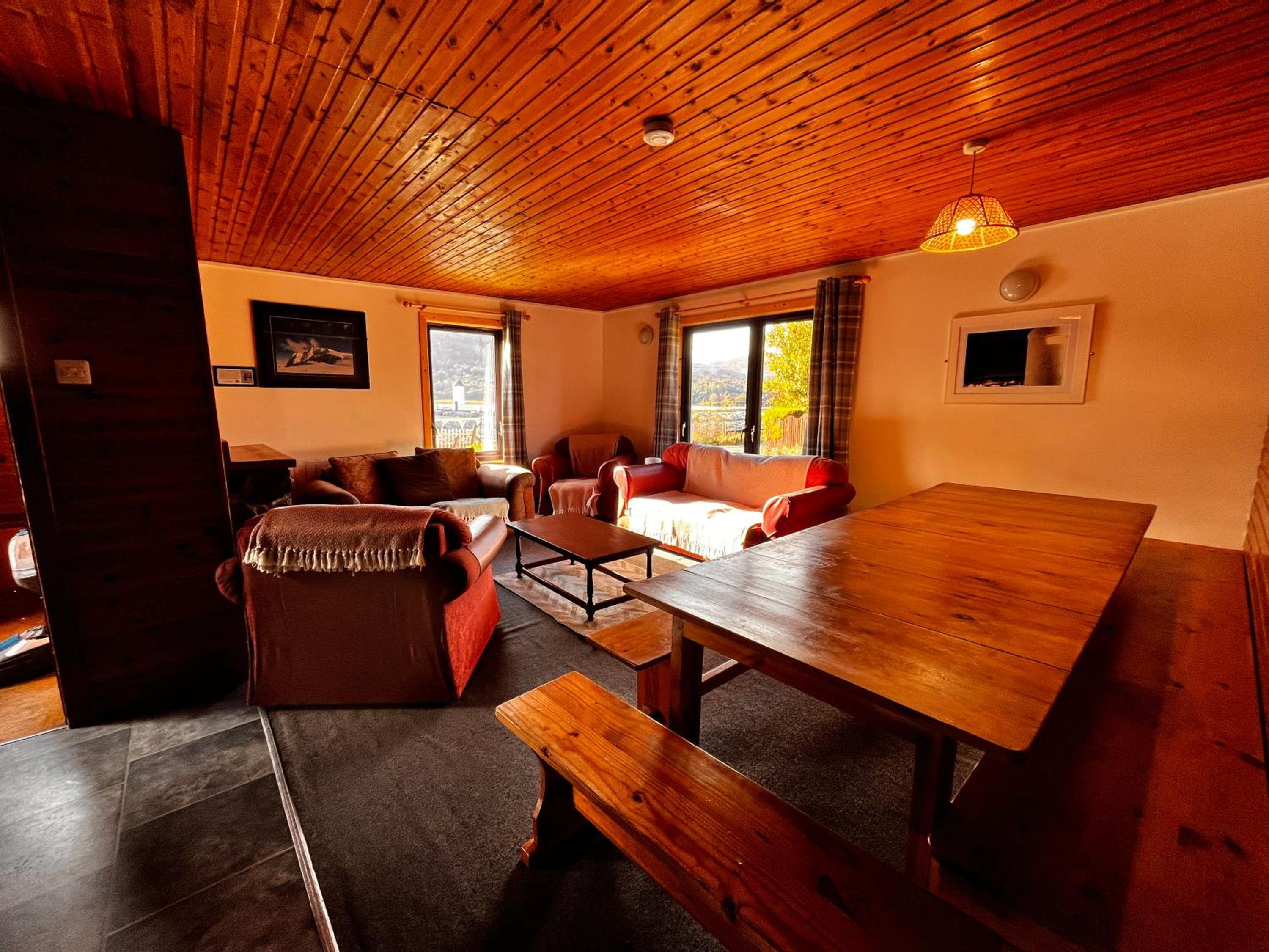 Snowgoose Apartments & Bunkhouse