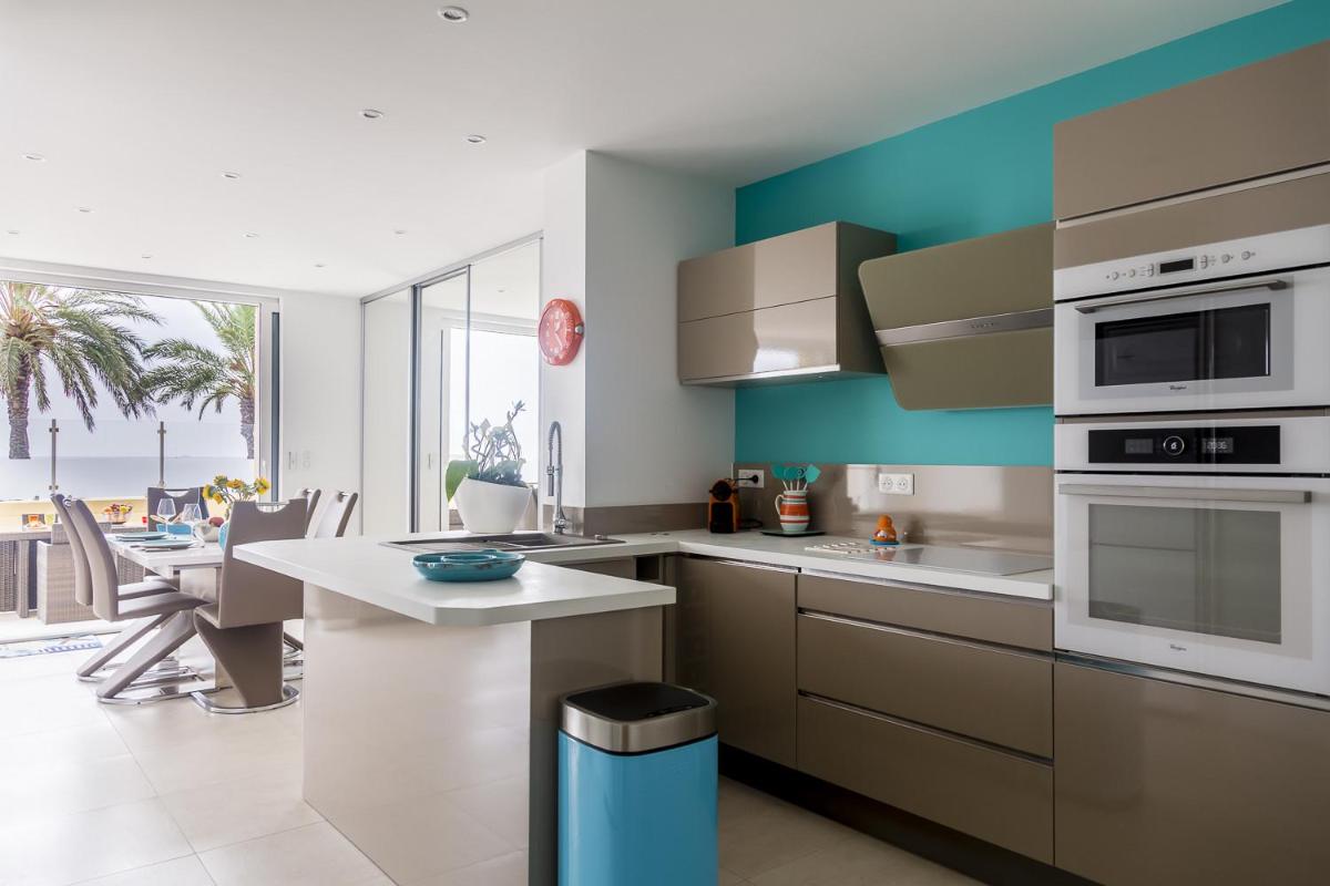 PLAGE Ground floor apartment on seafront with large terrace
