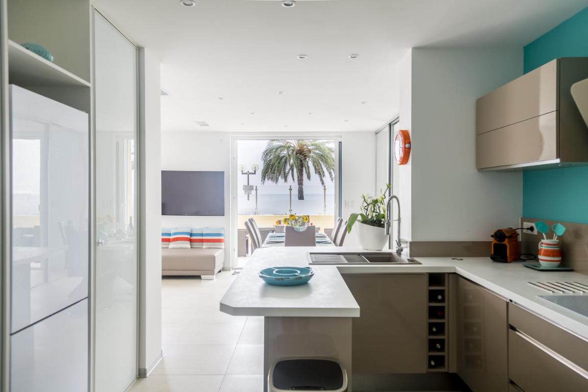 PLAGE Ground floor apartment on seafront with large terrace