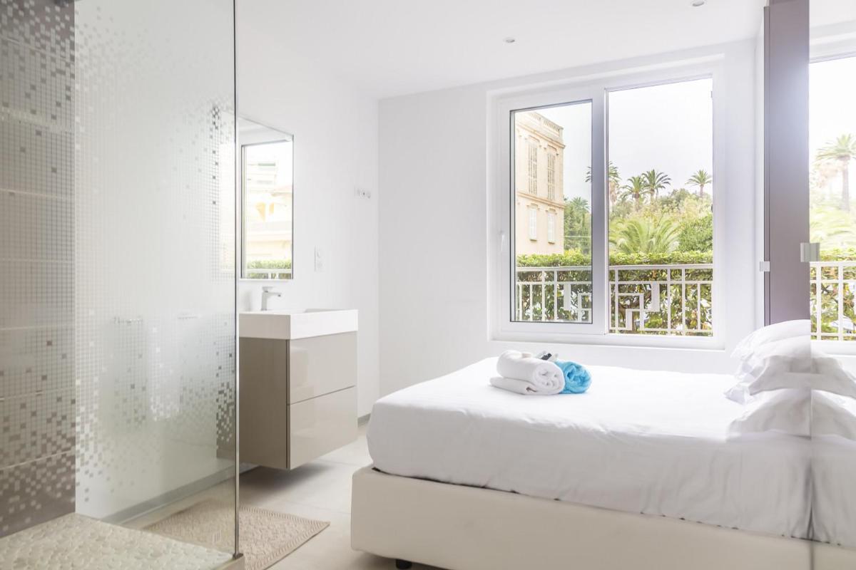 PLAGE Ground floor apartment on seafront with large terrace