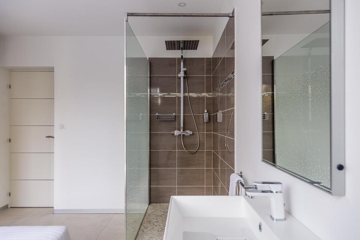 PLAGE Ground floor apartment on seafront with large terrace