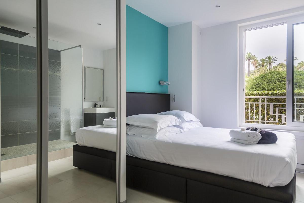 PLAGE Ground floor apartment on seafront with large terrace