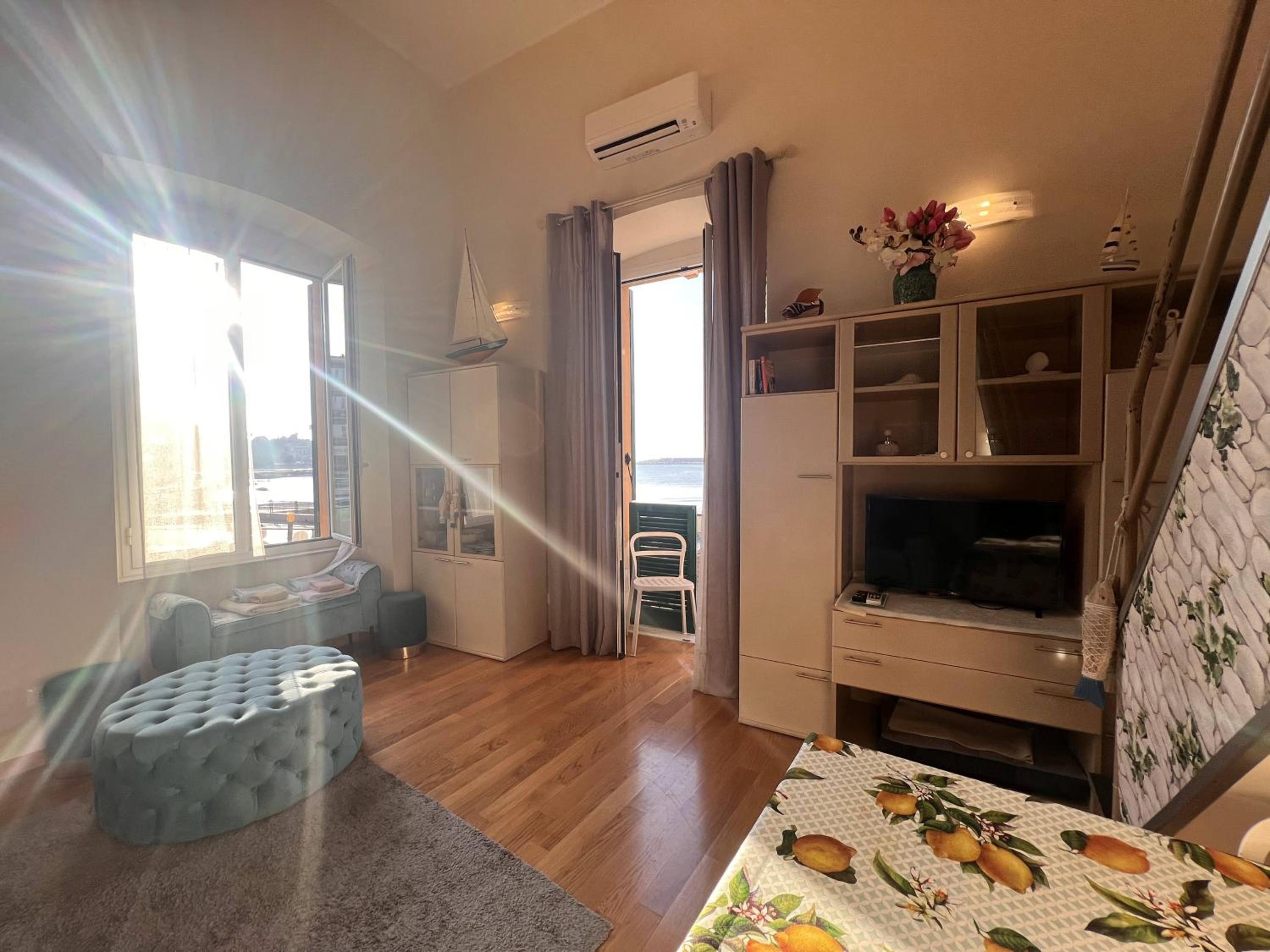 WELCOME RIVIERA - AL CASTELLO-VISTA MARE -ROMANTICO e CENTRALE a 20 METRI DAL MARE-toll parking at 20 euro per day to be booked in advance -subject to avai