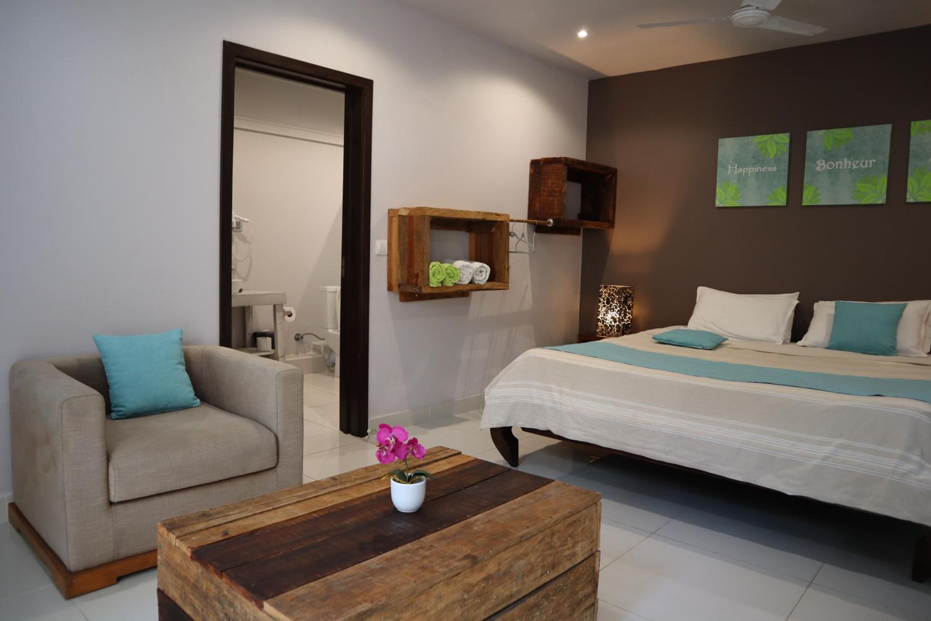 Le Gite du Bonheur Guest House & Car Rental