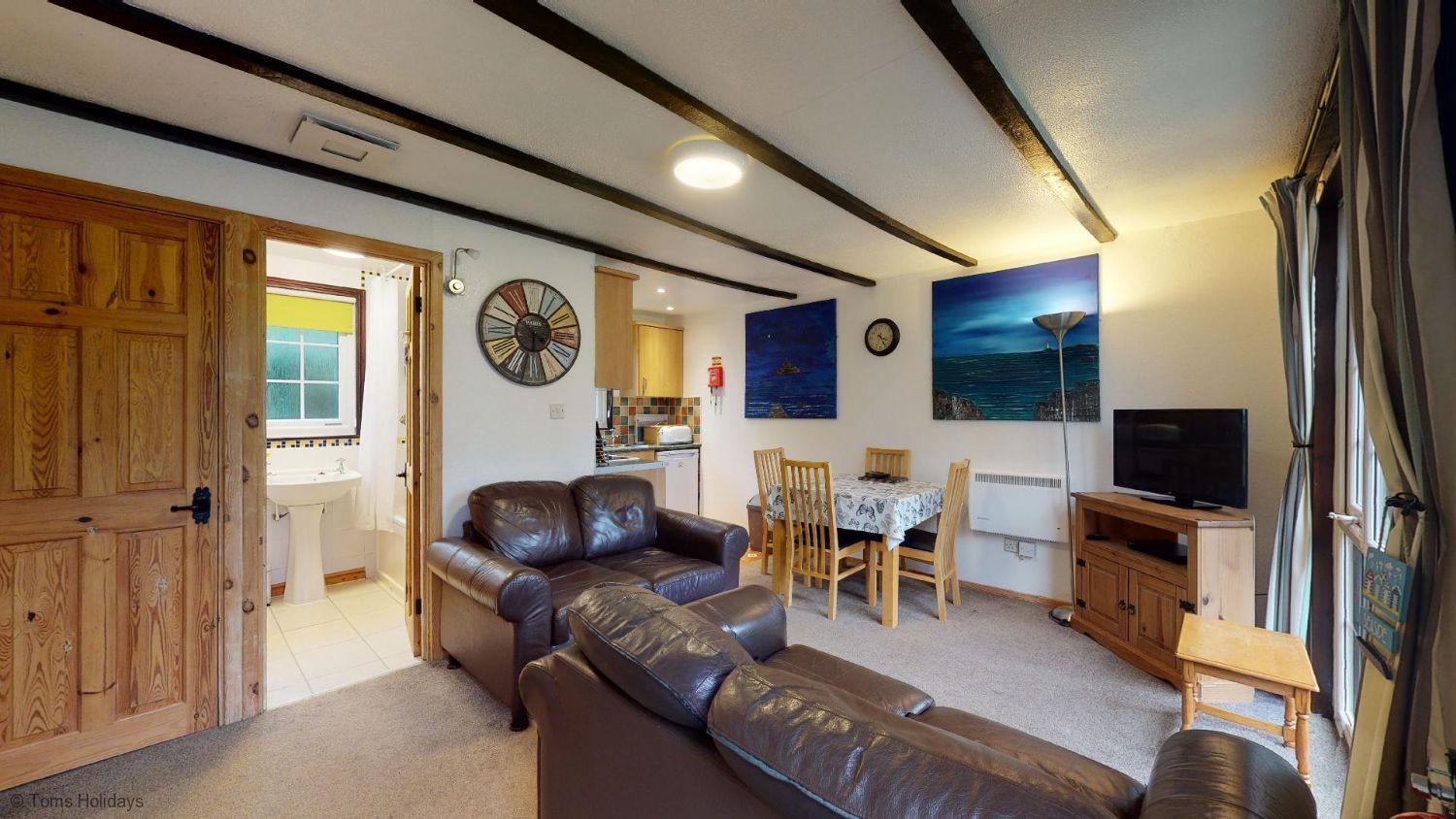 01 Tudor Court, Tolroy Manor view 3