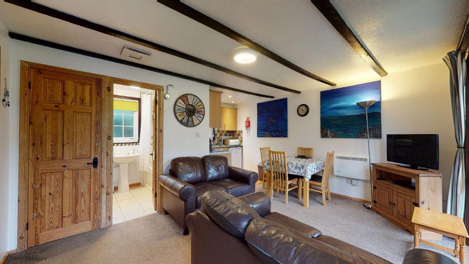 01 Tudor Court, Tolroy Manor view 5