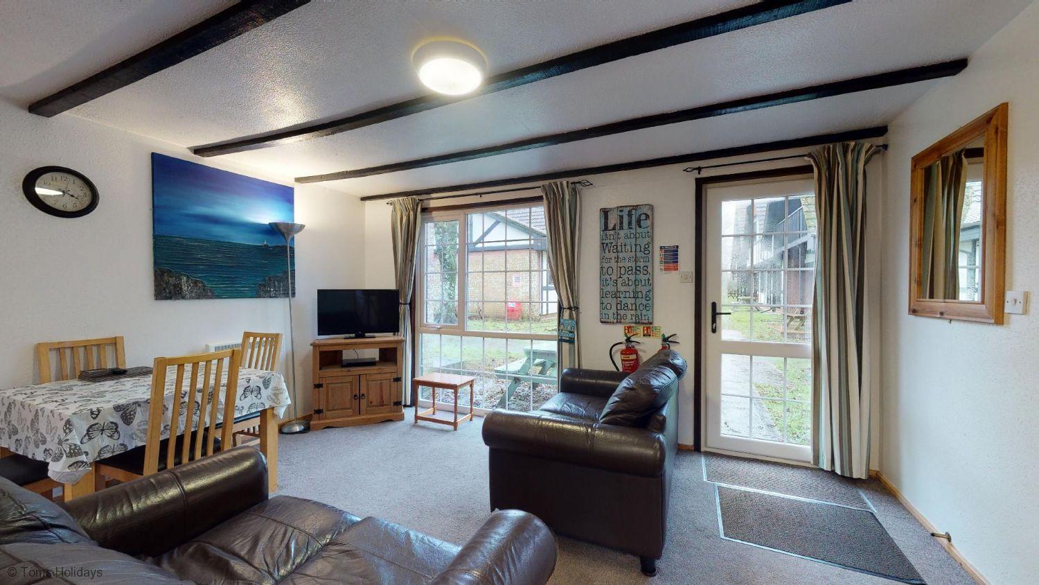01 Tudor Court, Tolroy Manor view 4