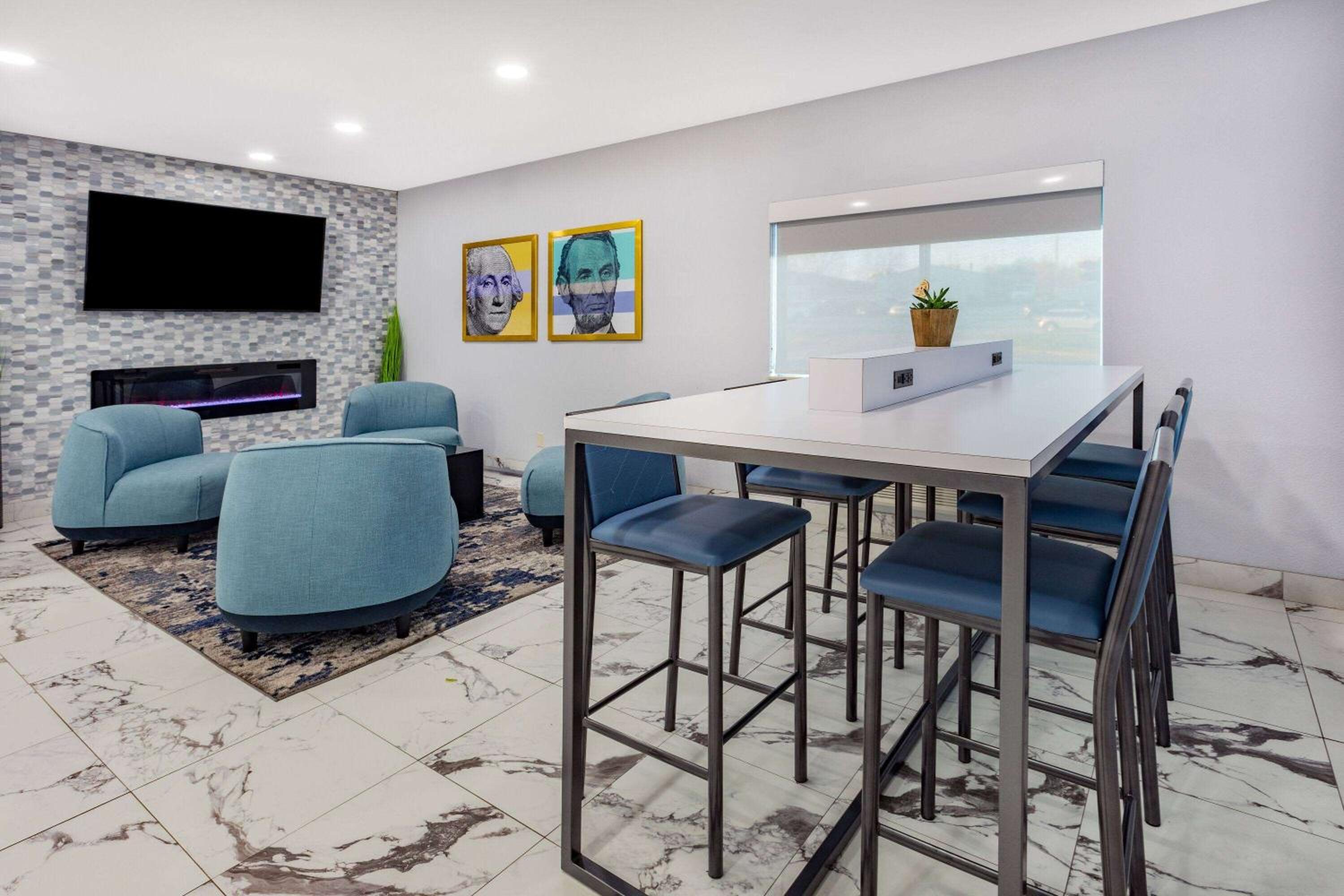 Hannibal Vacations - AmericInn by Wyndham Quincy - Property Image 4