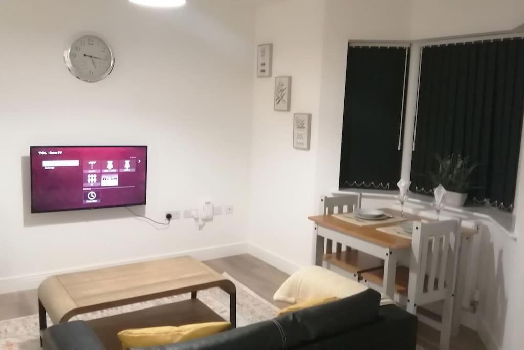 Lovely 1-Bedroom Flat in Hinckley, LE10 view 2