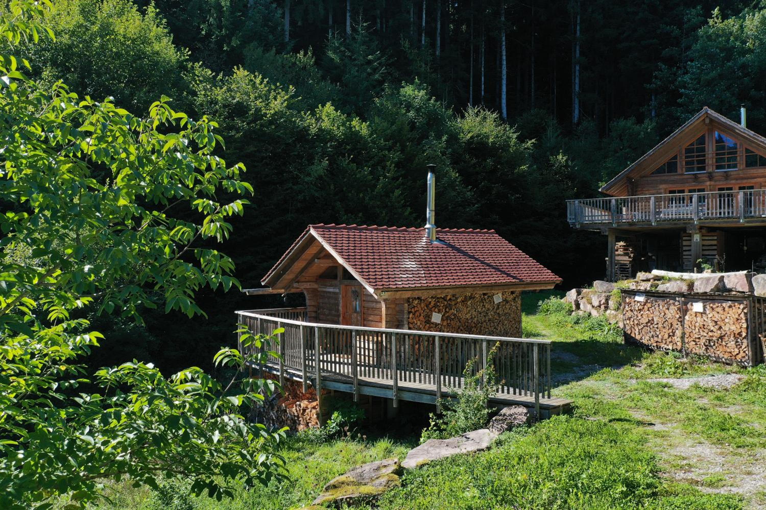 Schwarzwald Romantikhütte - Zweisamkeit - mit Bettwäsche, Handtücher und Holz
