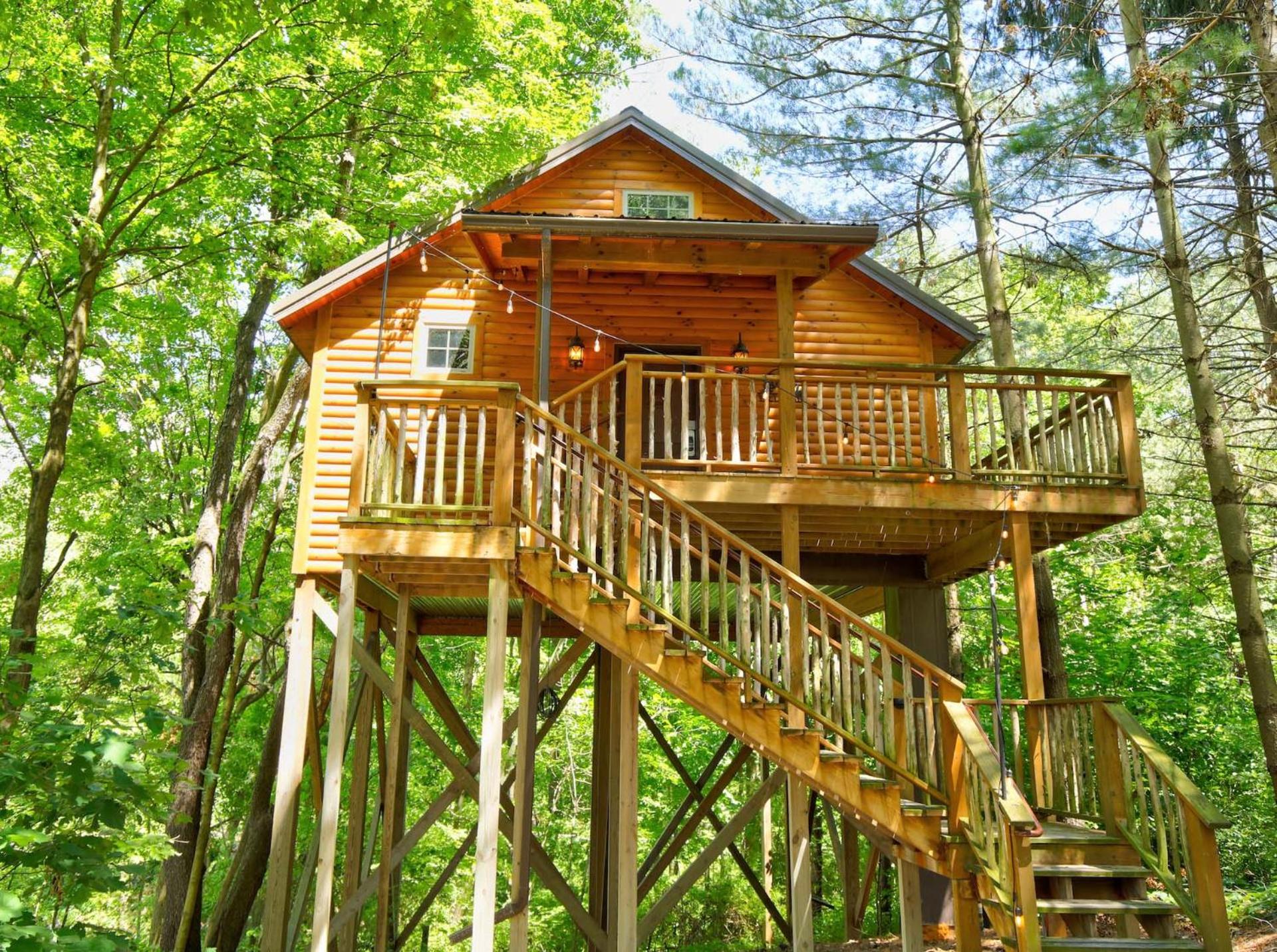 Wild Cherry Treehouse by Amish Country Lodging view 5
