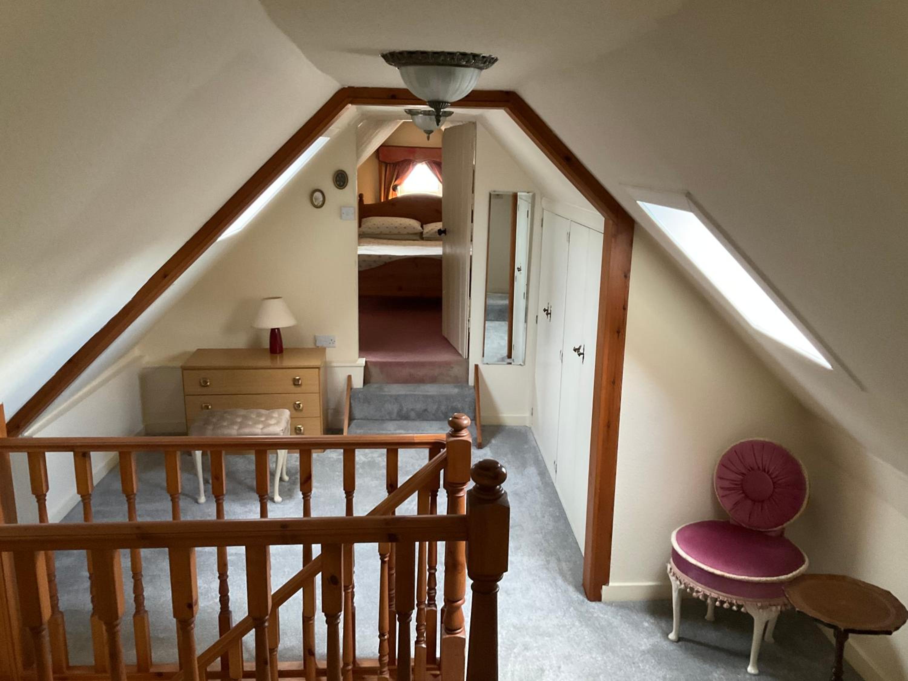 Three-Bedroom Old Cottage Free Parking